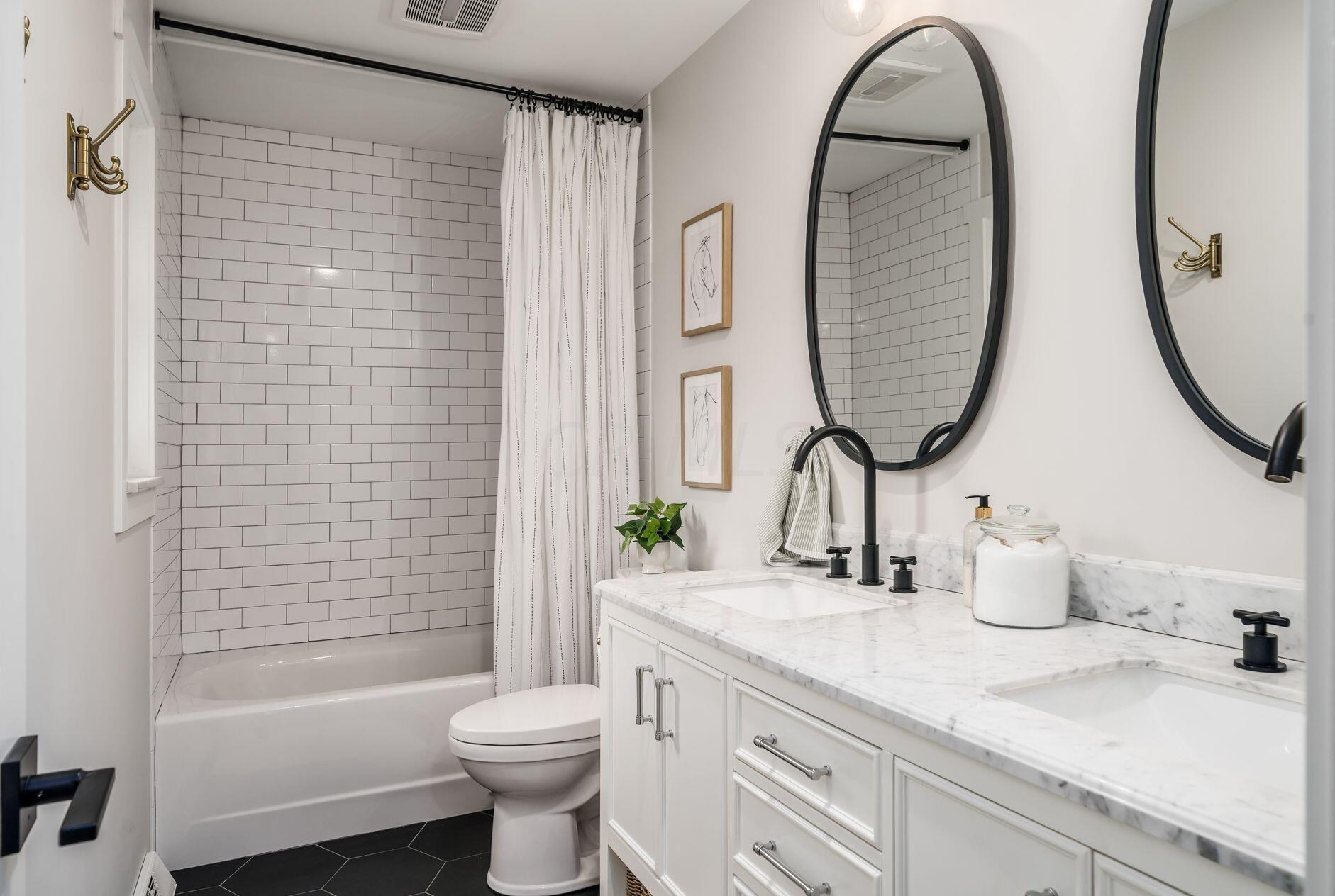 3871 Hillview Dr, Columbus OH 43220-4735 exterior