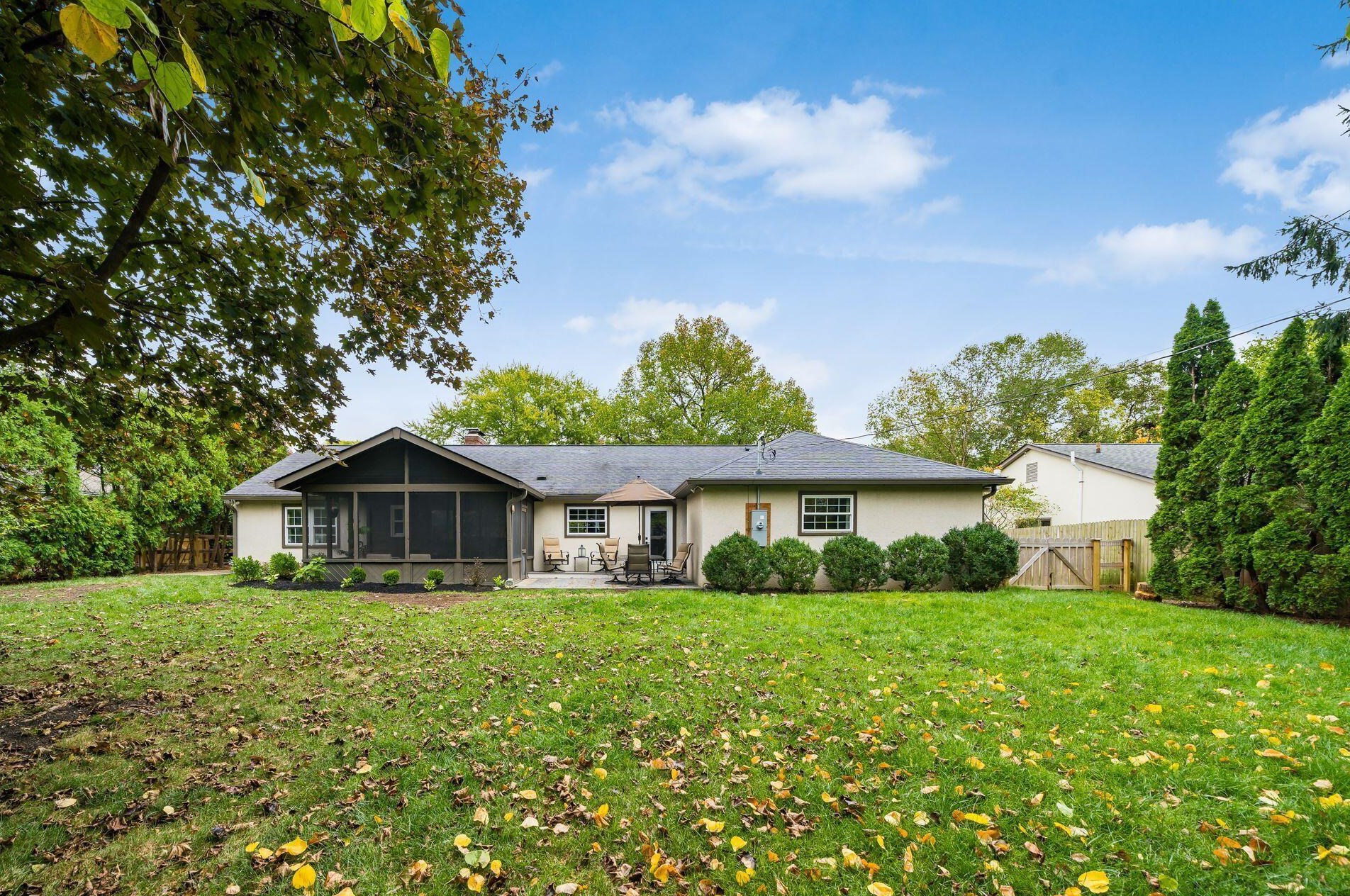 3871 Hillview Dr, Columbus OH 43220-4735 exterior