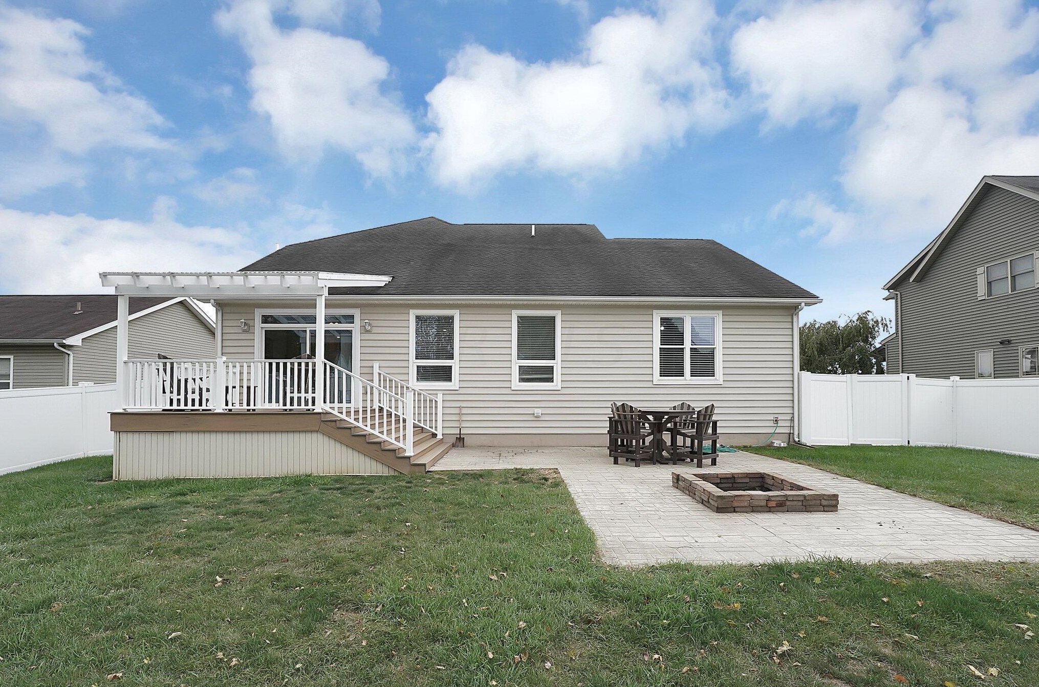 512 Chatham Ct, Circleville OH  43113-2309 exterior