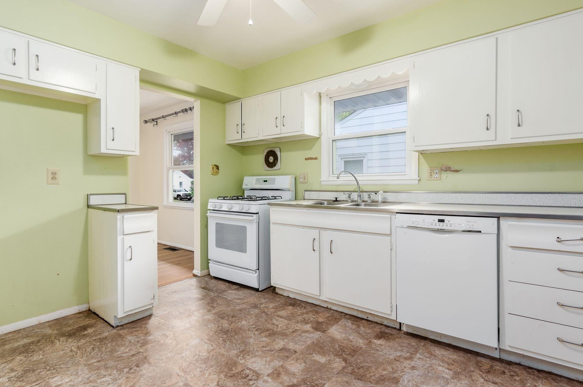 3589 Kenlawn St, Columbus OH 43224-3451 exterior