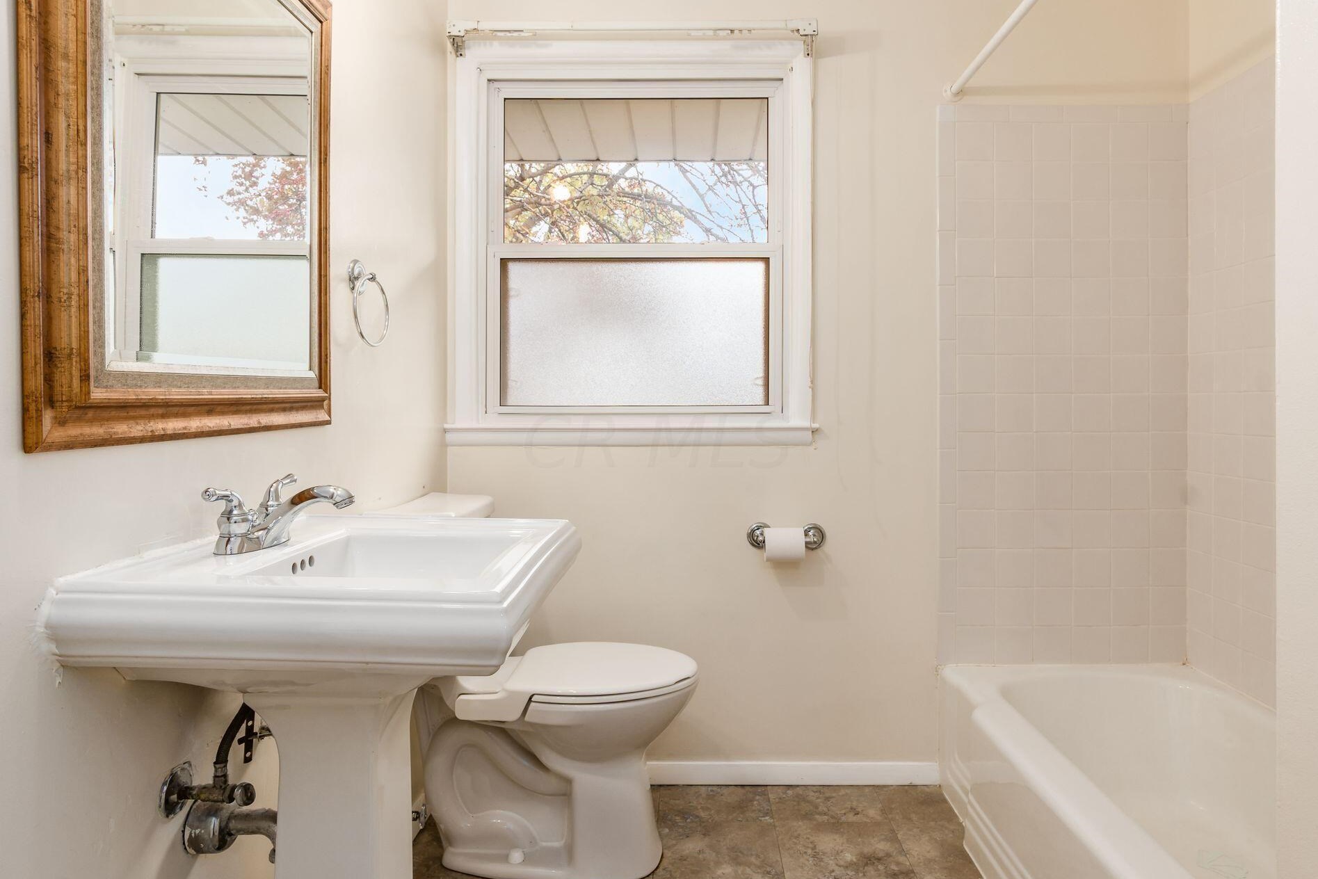 3589 Kenlawn St, Columbus OH 43224-3451 exterior