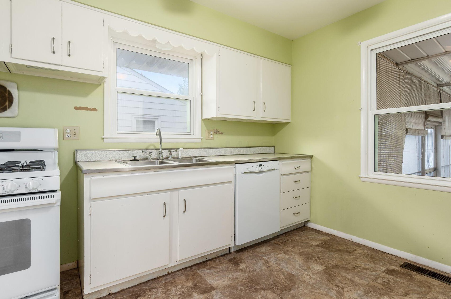 3589 Kenlawn St, Columbus OH 43224-3451 exterior