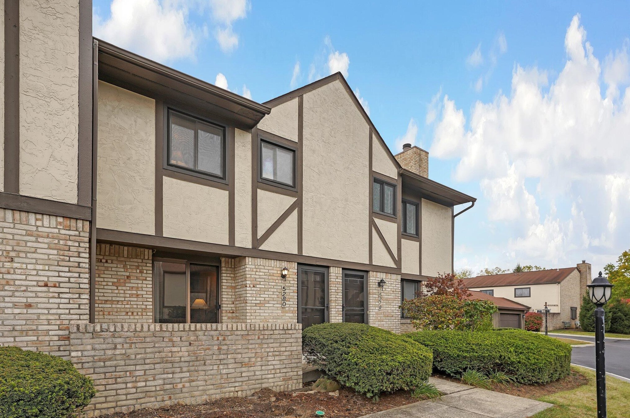 5280 Wood Run Blvd, Columbus, OH 43220-2356