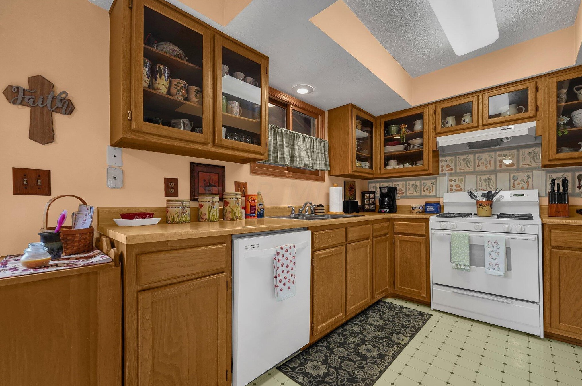 5280 Wood Run Blvd, Columbus OH 43220-7305 exterior