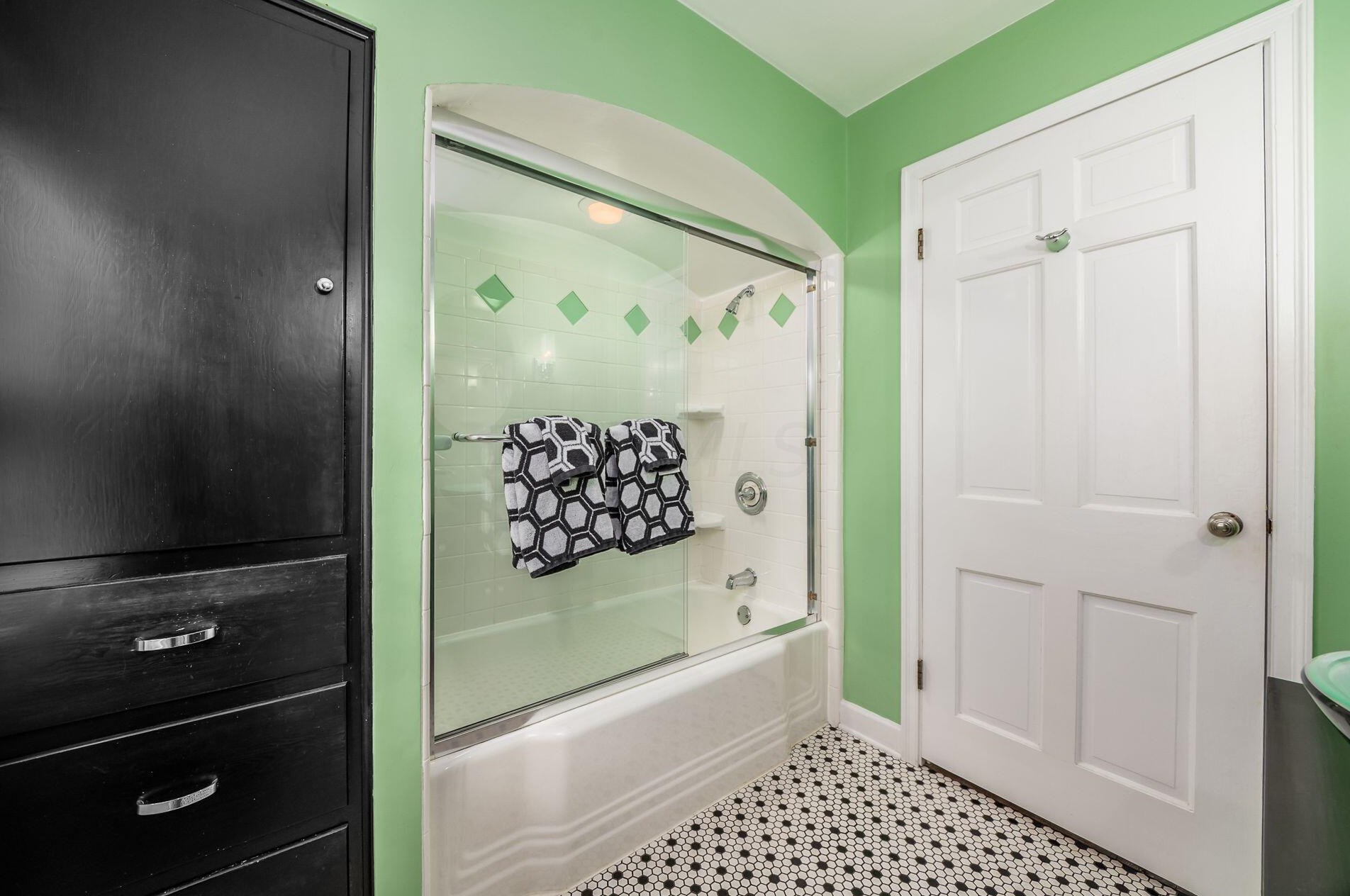 105 Henderson Rd, Columbus OH 43214-2404 exterior