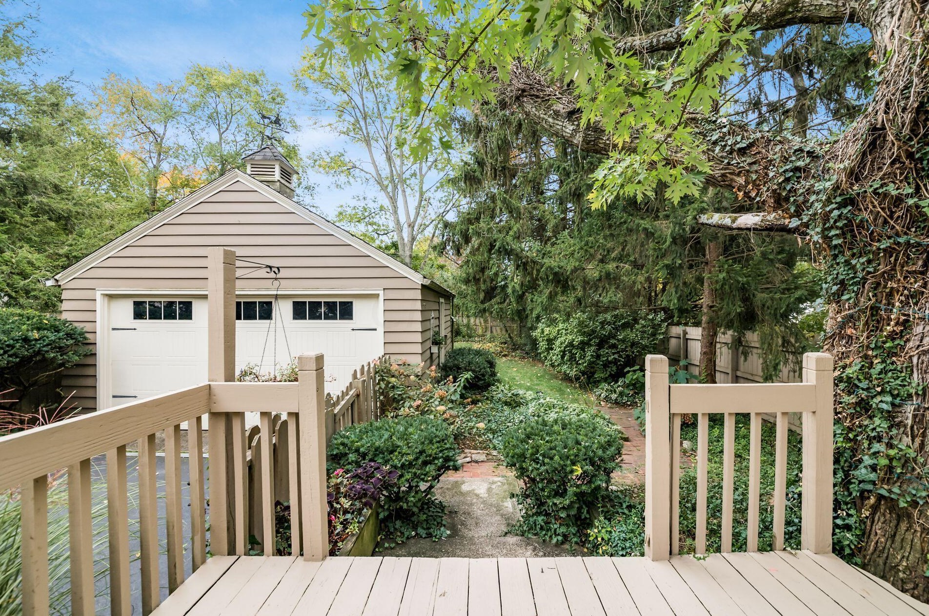 105 Henderson Rd, Columbus OH 43214-2404 exterior