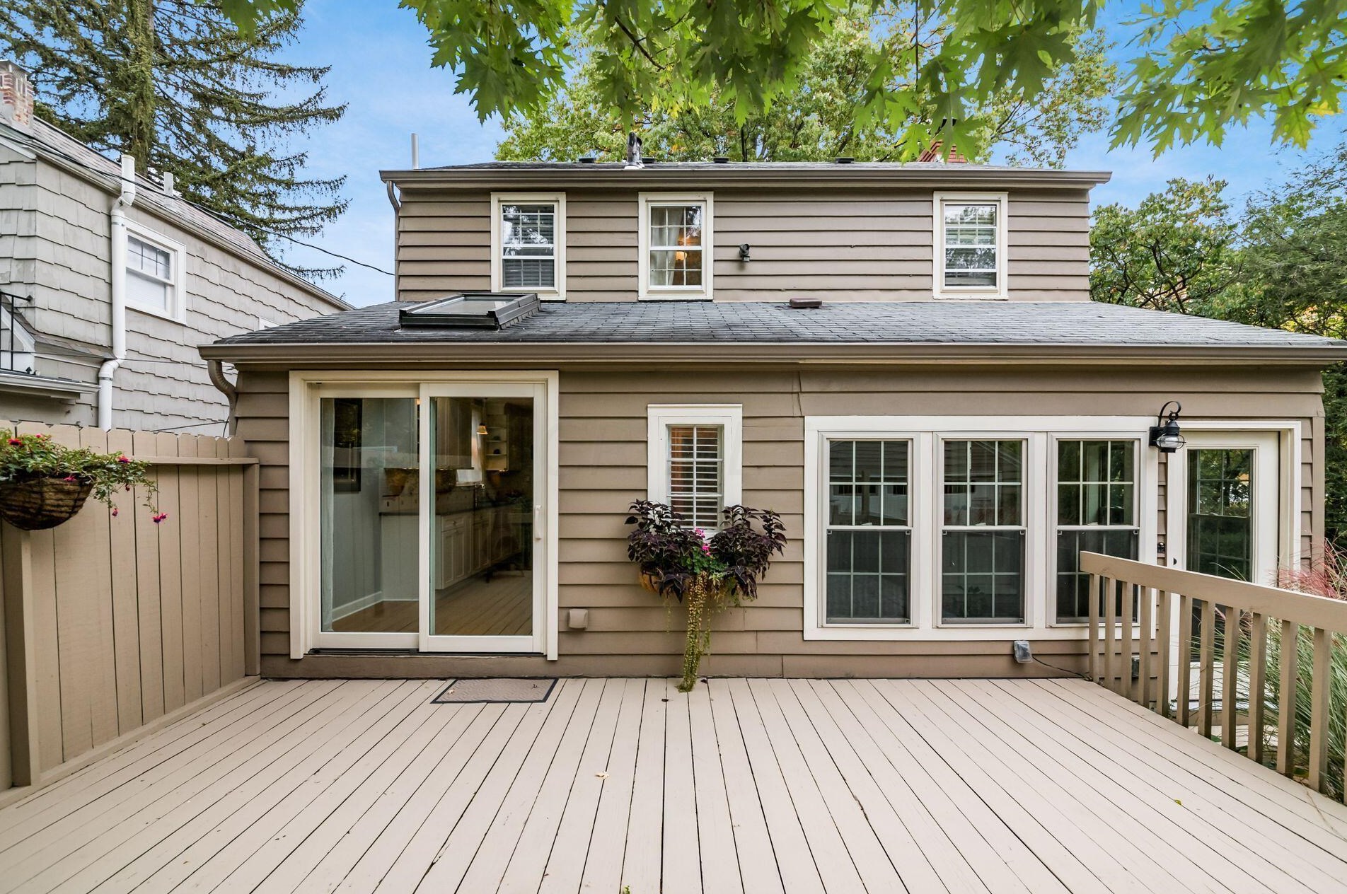 105 Henderson Rd, Columbus OH 43214-2404 exterior