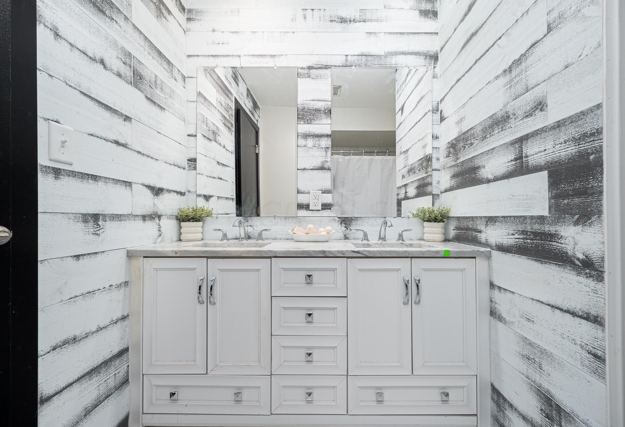 4824 Valley Forge Dr, Columbus OH  43229-6452 exterior