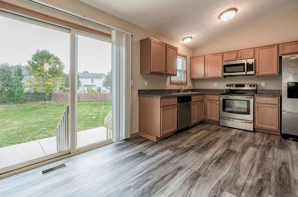 413 Dover Pond Dr, Blacklick, OH 43004