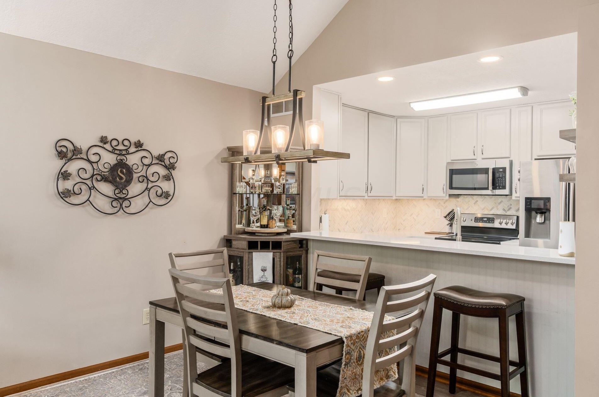 6984 Greensview Village Dr, Cnl Wnchstr OH  43110-8454 exterior
