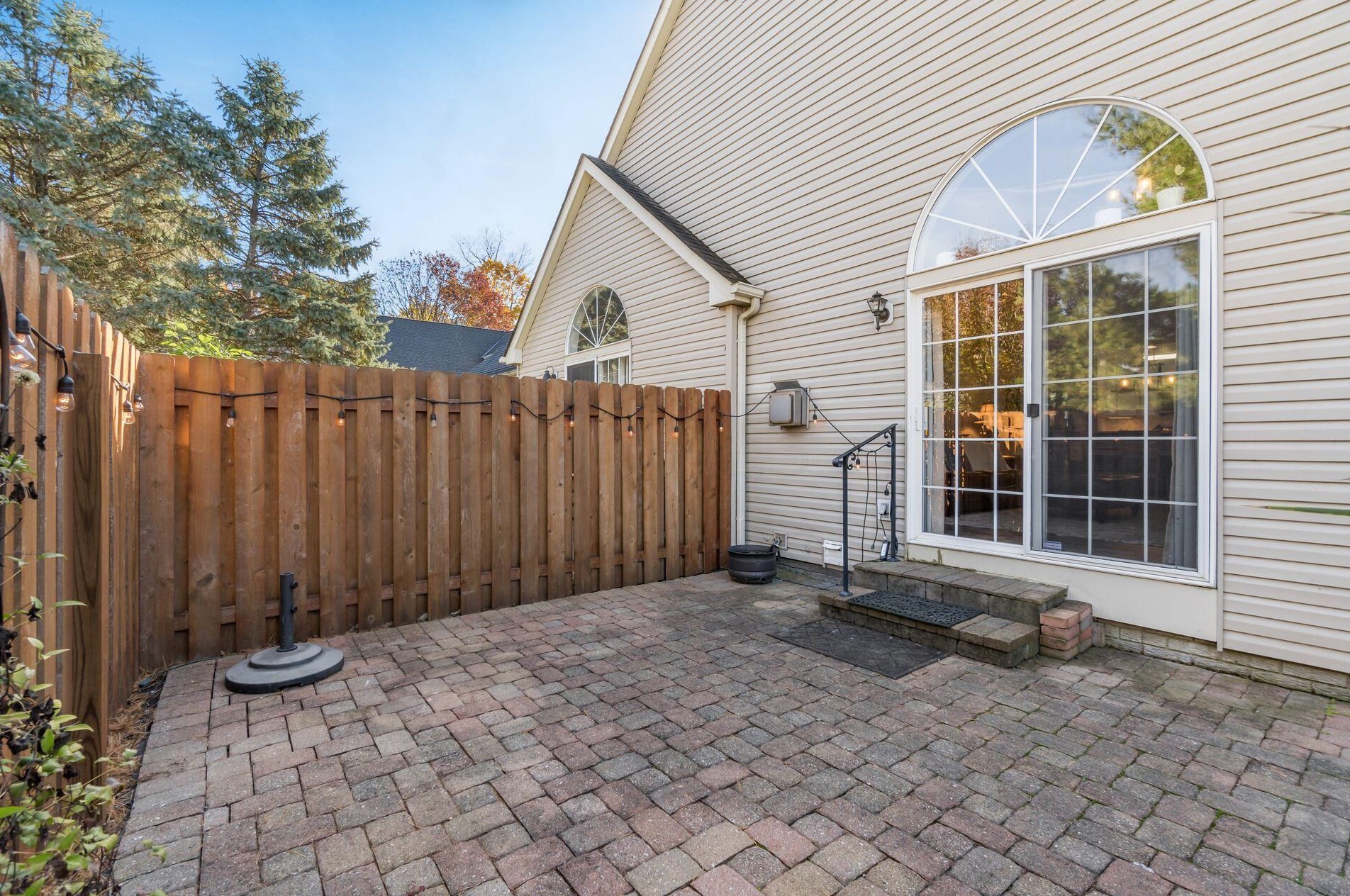 6984 Greensview Village Dr, Cnl Wnchstr OH  43110-8454 exterior