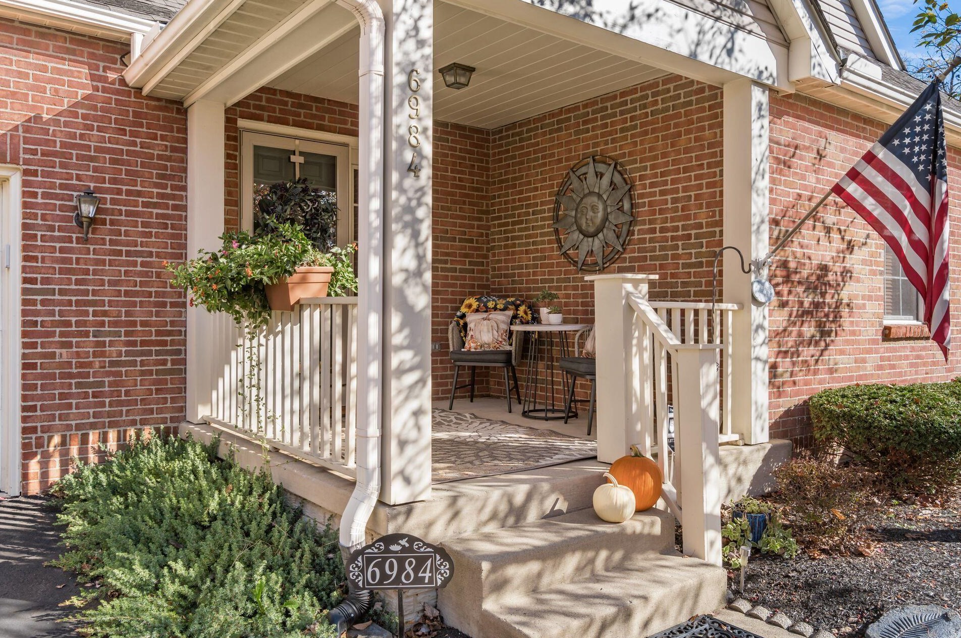 6984 Greensview Village Dr, Cnl Wnchstr OH  43110-8454 exterior