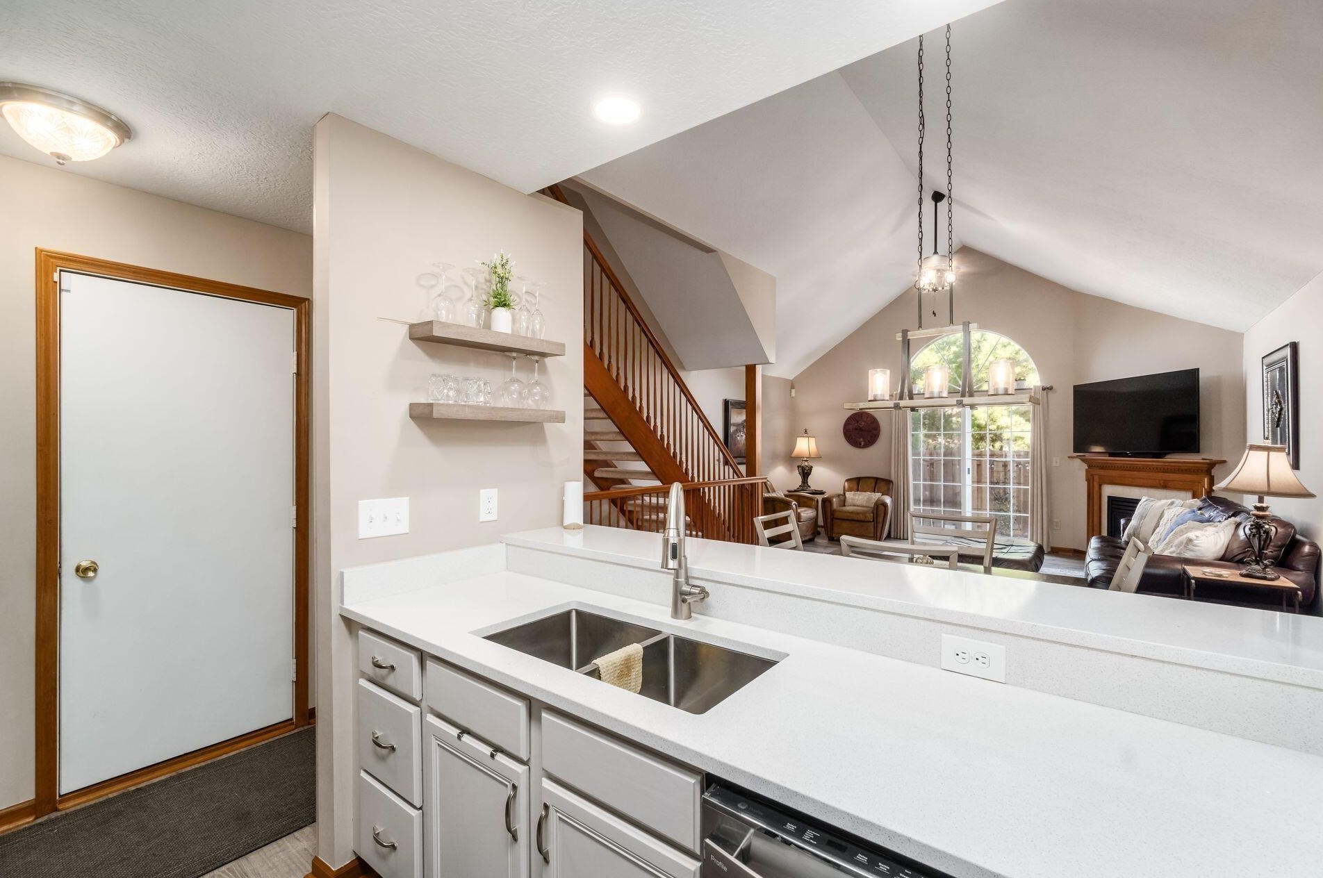 6984 Greensview Village Dr, Cnl Wnchstr OH  43110-8454 exterior