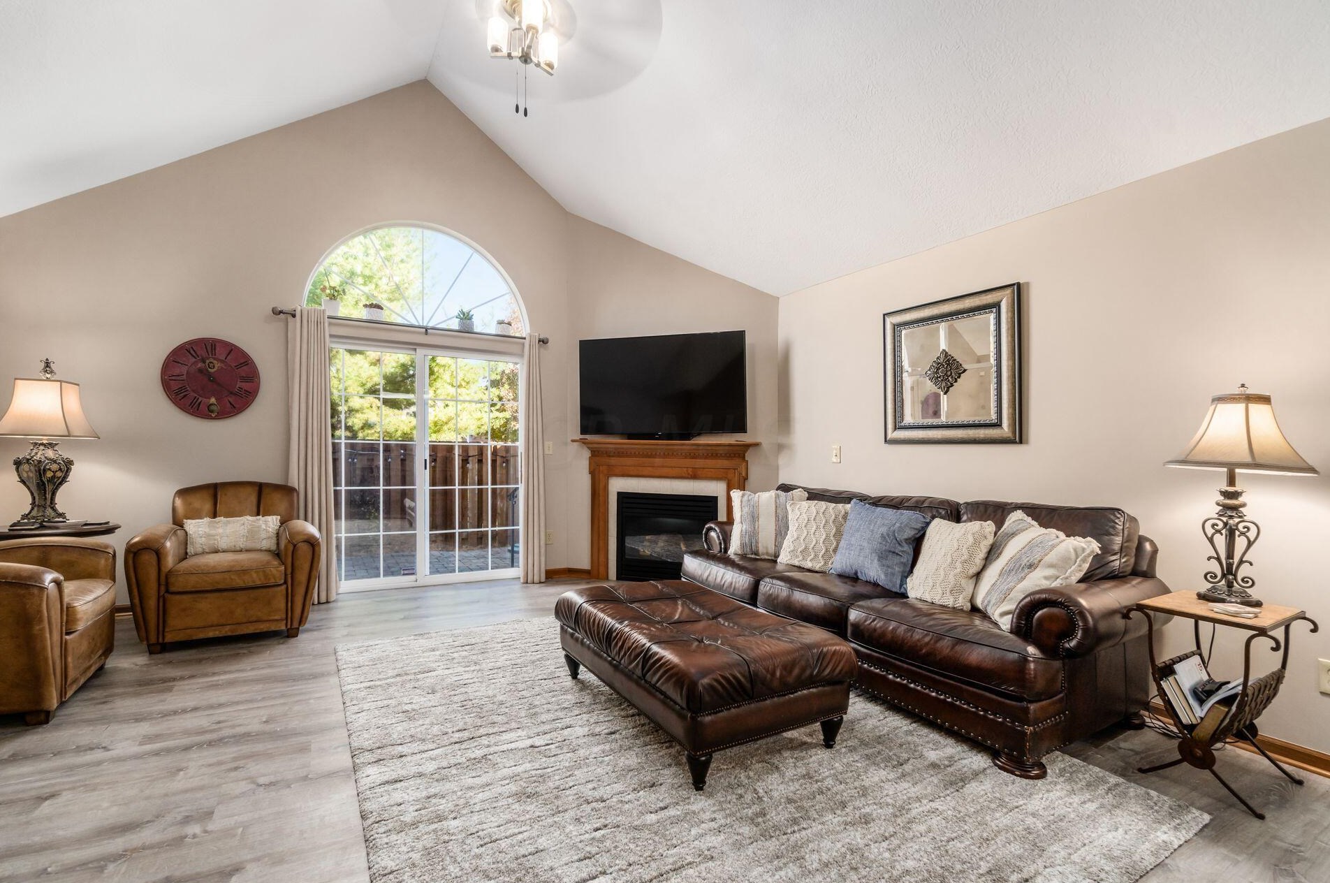 6984 Greensview Village Dr, Cnl Wnchstr OH  43110-8454 exterior