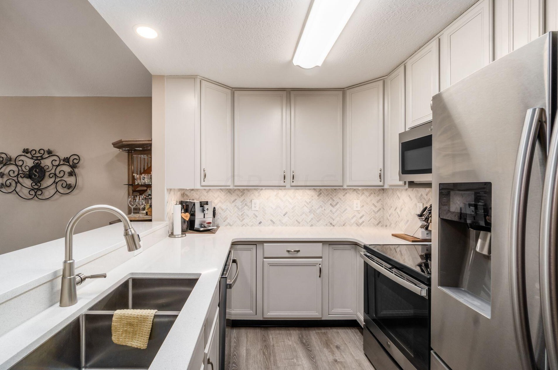 6984 Greensview Village Dr, Cnl Wnchstr OH  43110-8454 exterior