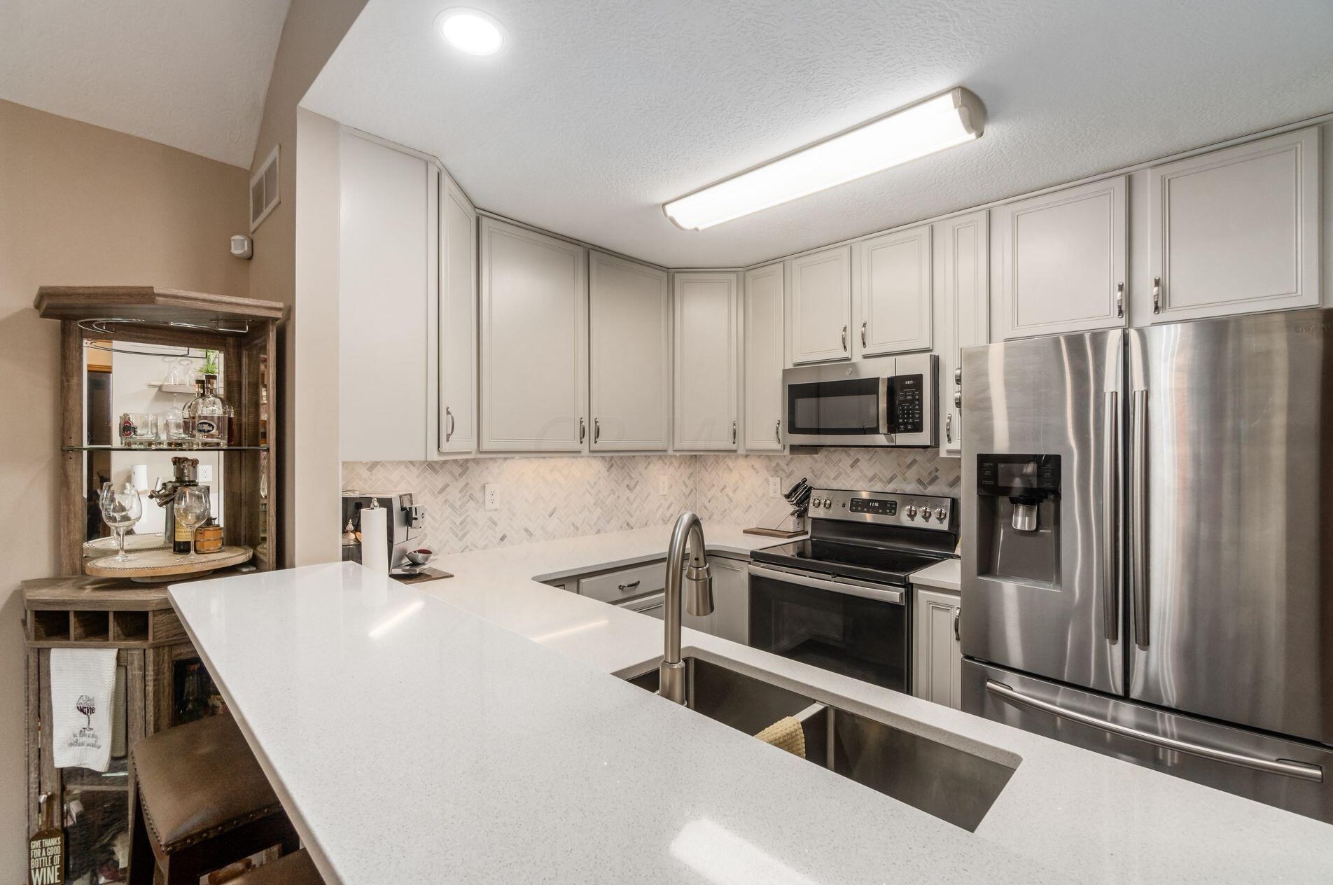 6984 Greensview Village Dr, Cnl Wnchstr OH  43110-8454 exterior
