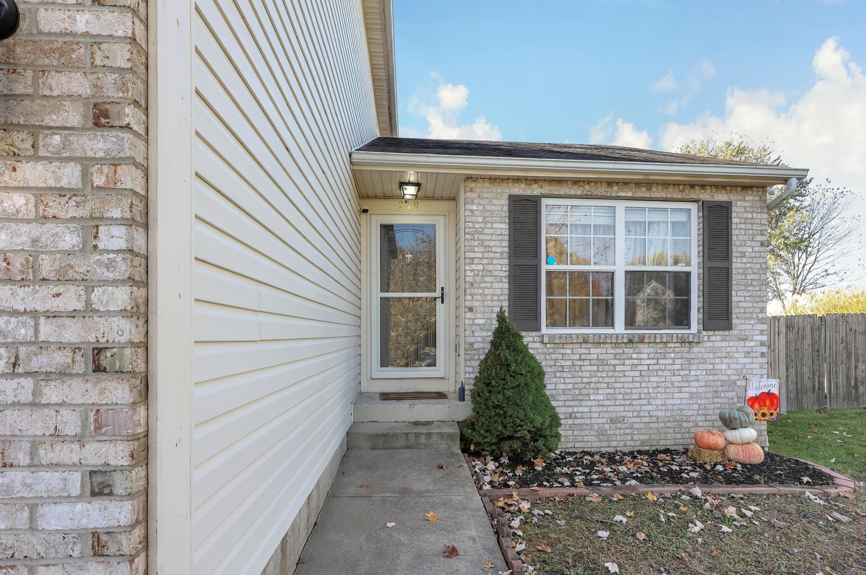 219 Isaac Tharp St, Pataskala, OH 43062
