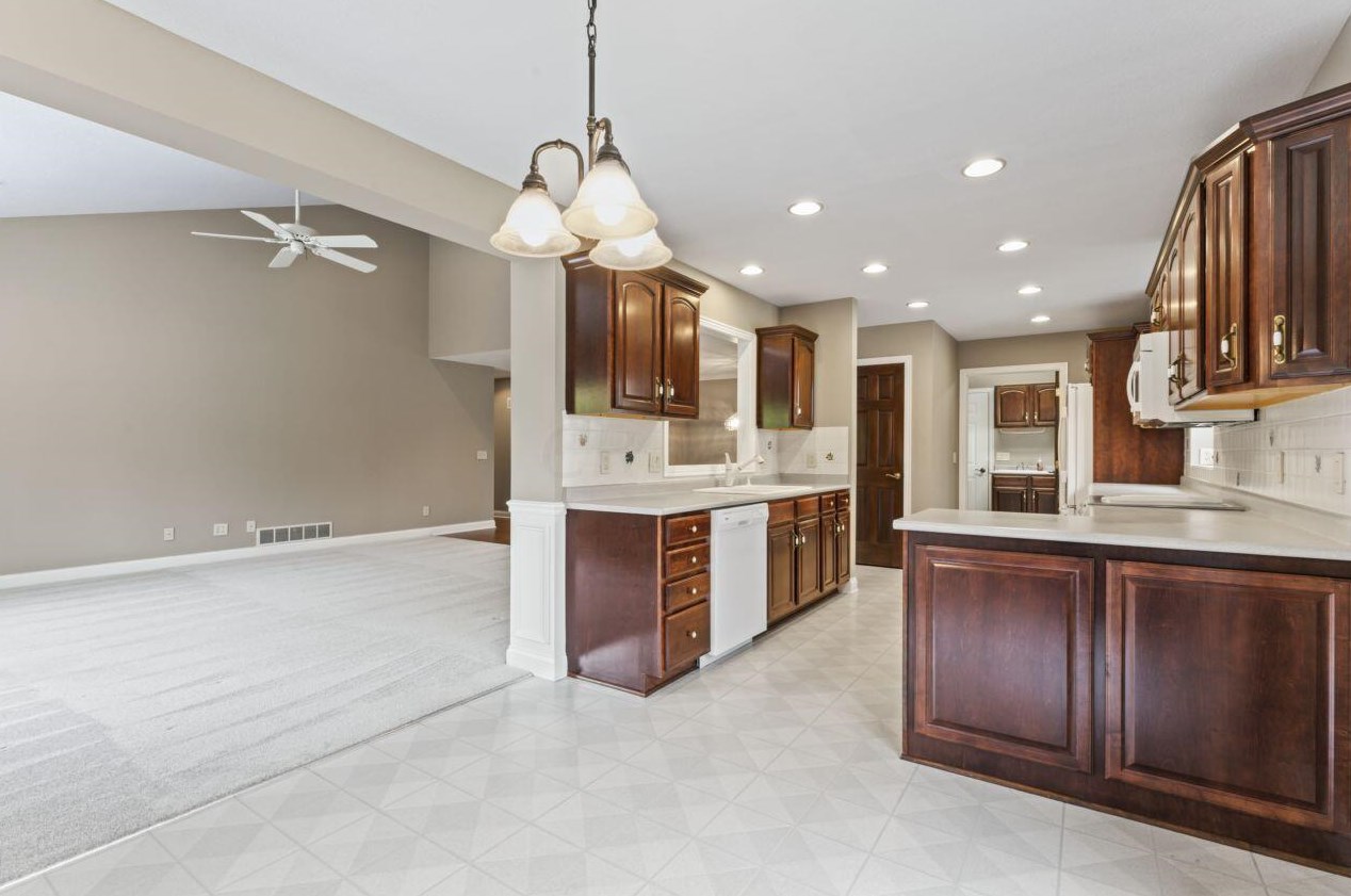 890 Augusta Glen Dr, Columbus OH  43235-5014 exterior