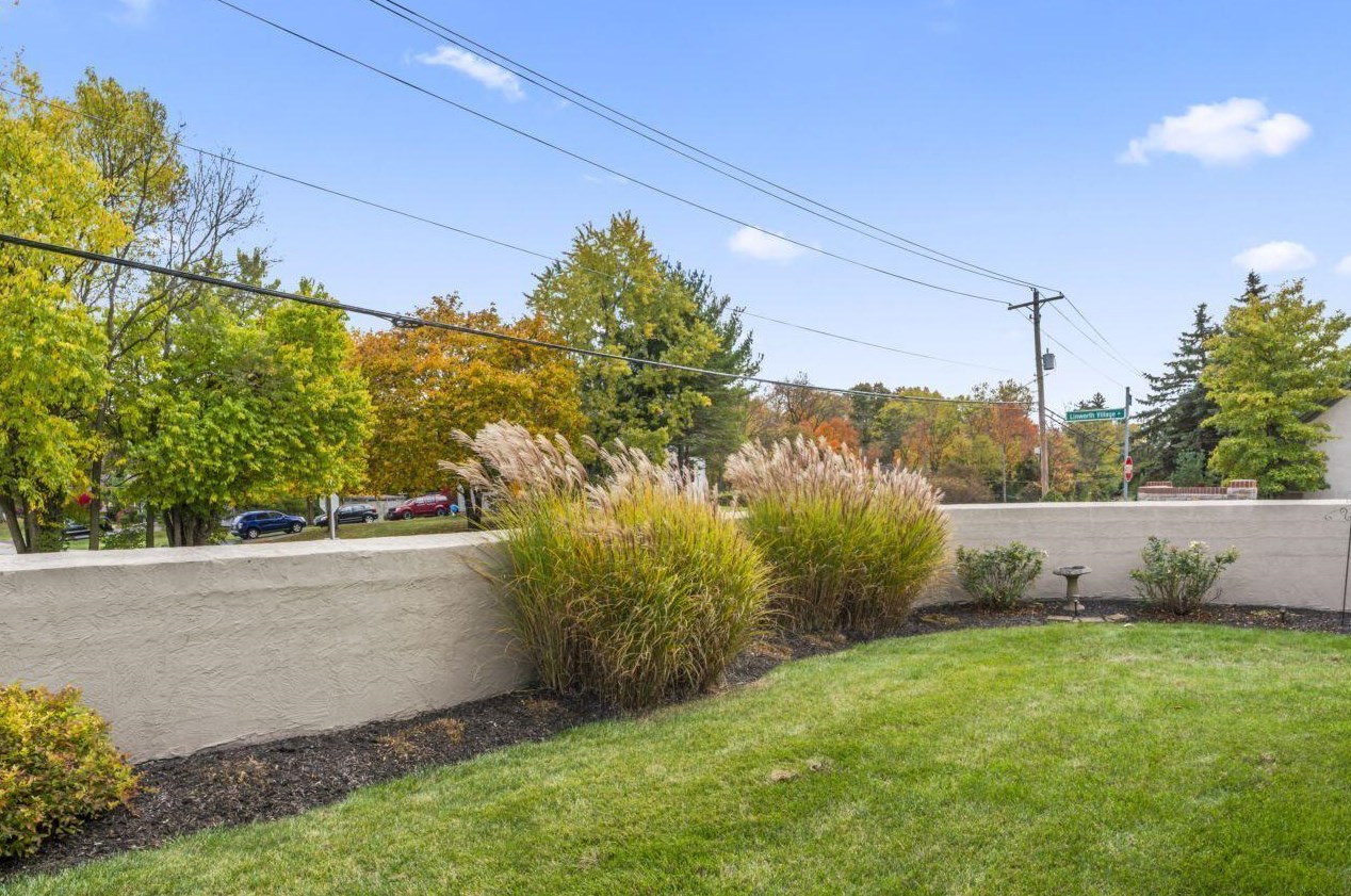 890 Augusta Glen Dr, Columbus OH  43235-5014 exterior