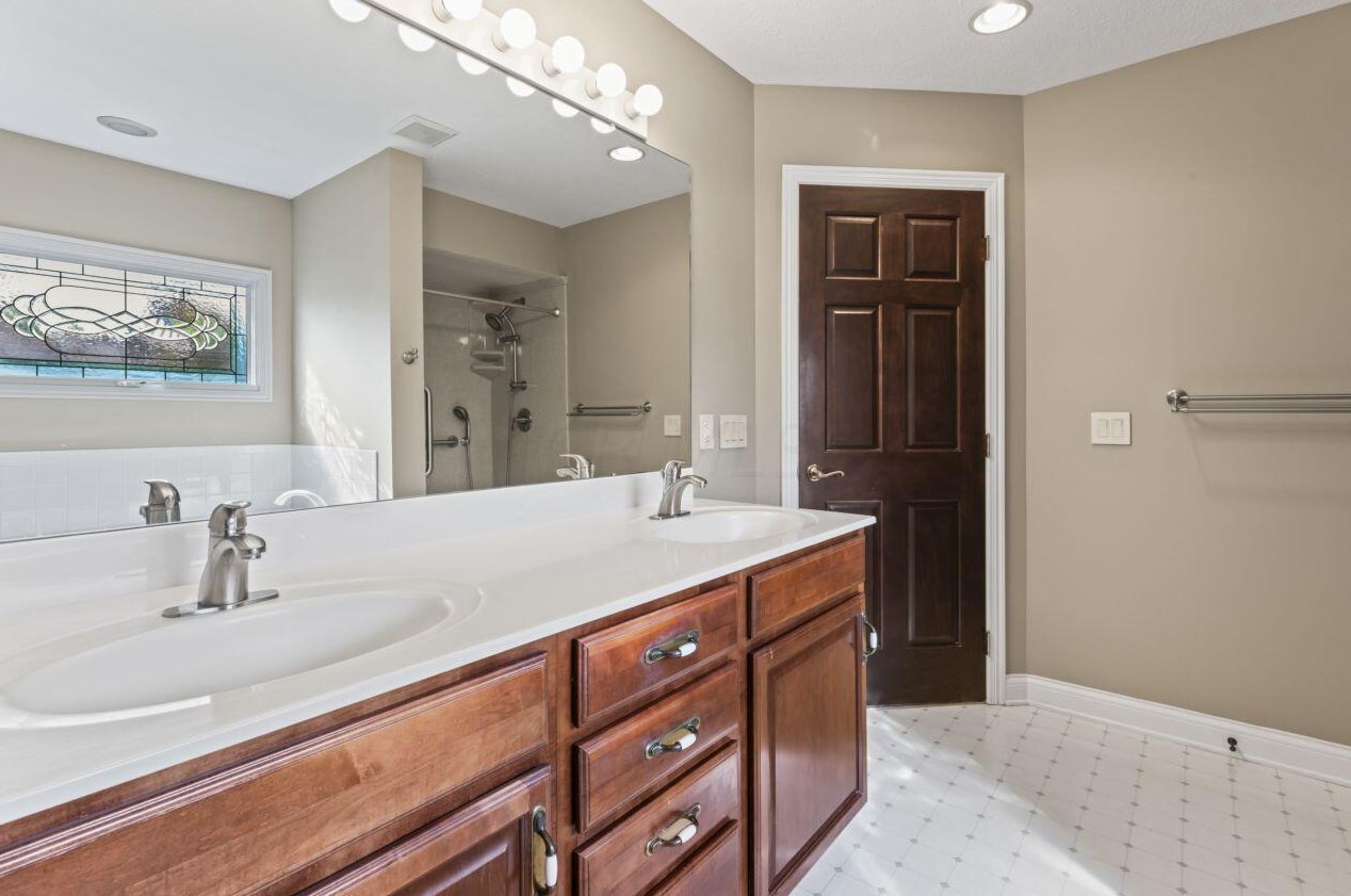 890 Augusta Glen Dr, Columbus OH  43235-5014 exterior