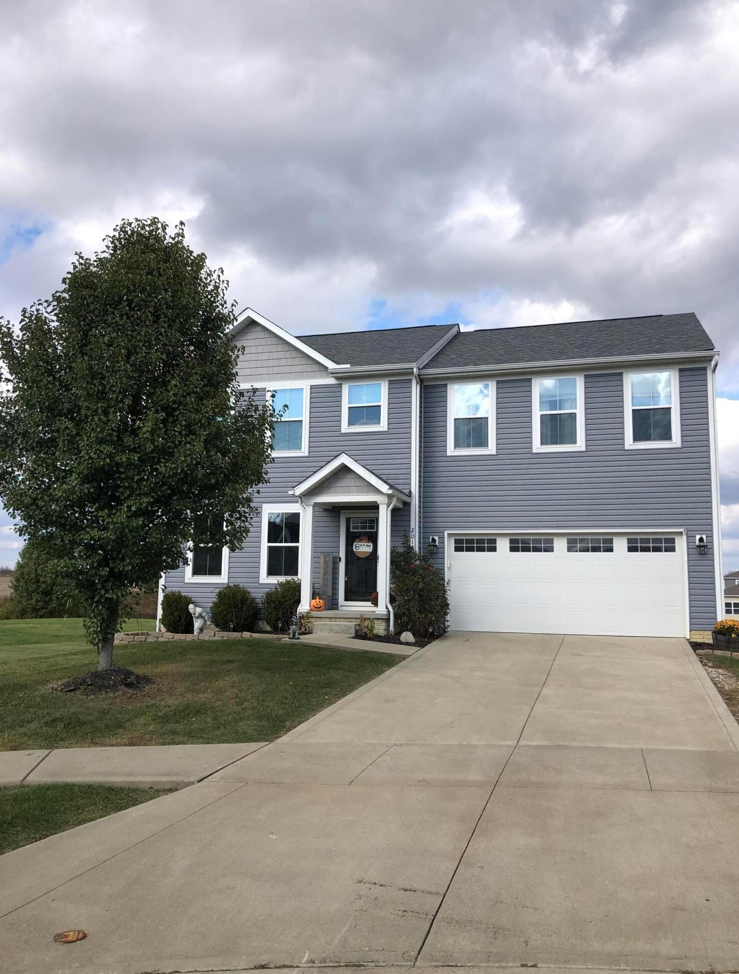 2015 Sun Ridge St, Lancaster OH  43130-1241 exterior