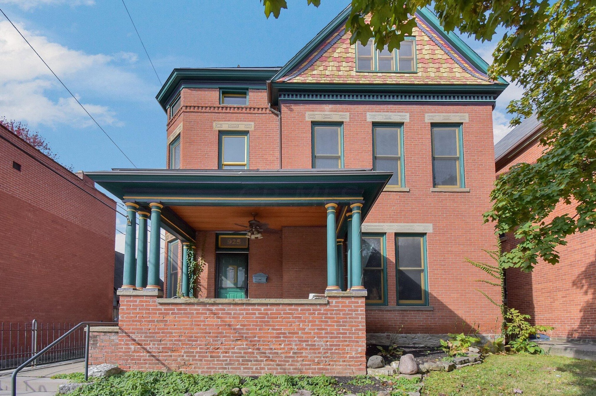 925 Dennison Ave, Columbus, OH 43201