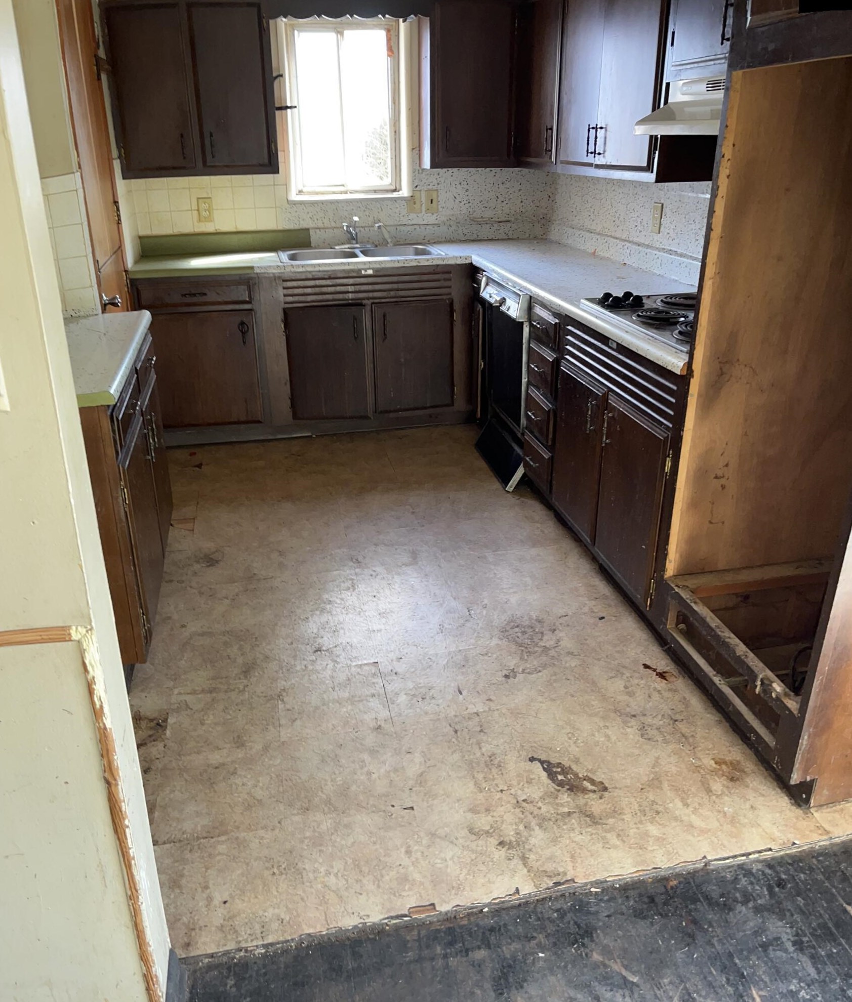2543 Eakin Rd, Columbus, OH 43204-2832