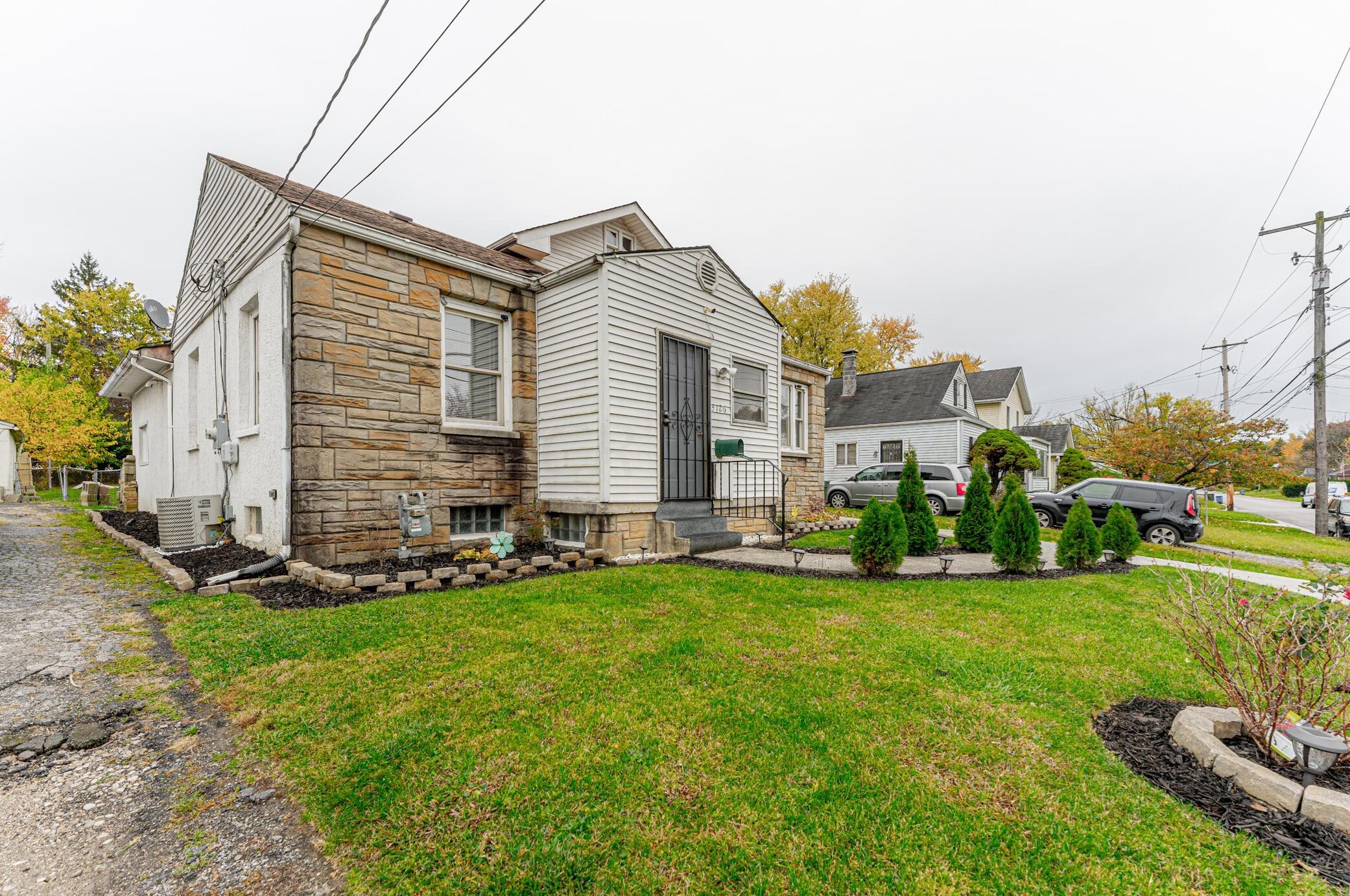 3126 Medina Ave, Columbus OH  43224-4221 exterior
