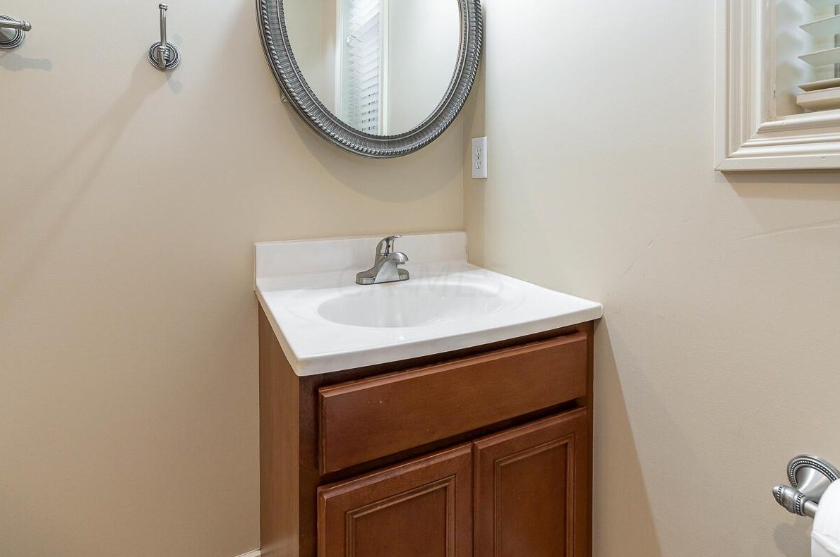 60 Buttles Ave, Columbus OH  43215-1451 exterior