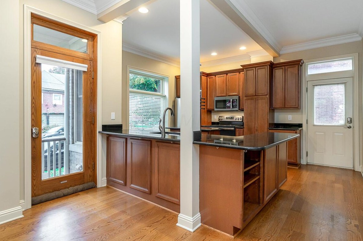 60 Buttles Ave, Columbus OH  43215-1451 exterior