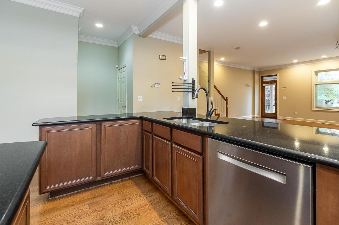 60 Buttles Ave, Columbus OH  43215-1451 exterior