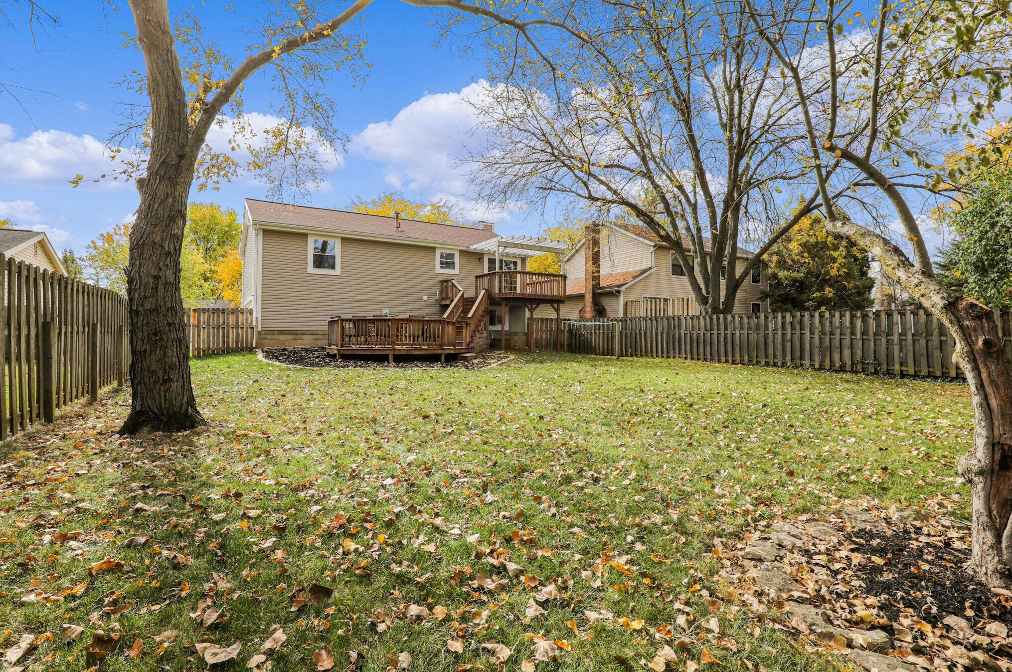 2424 Sandstrom Dr, Columbus OH  43235-1890 exterior