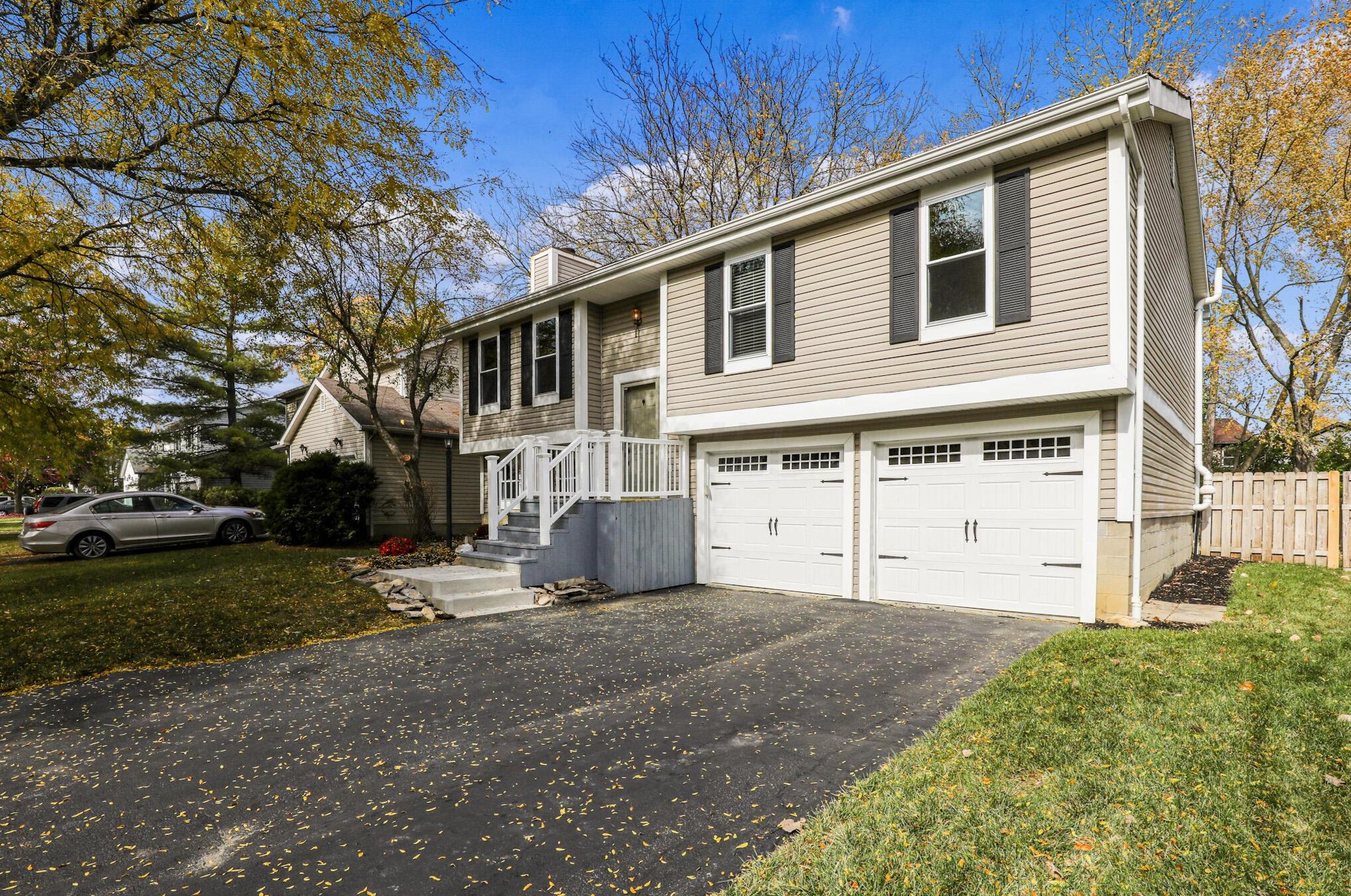 2424 Sandstrom Dr, Columbus OH  43235-1890 exterior