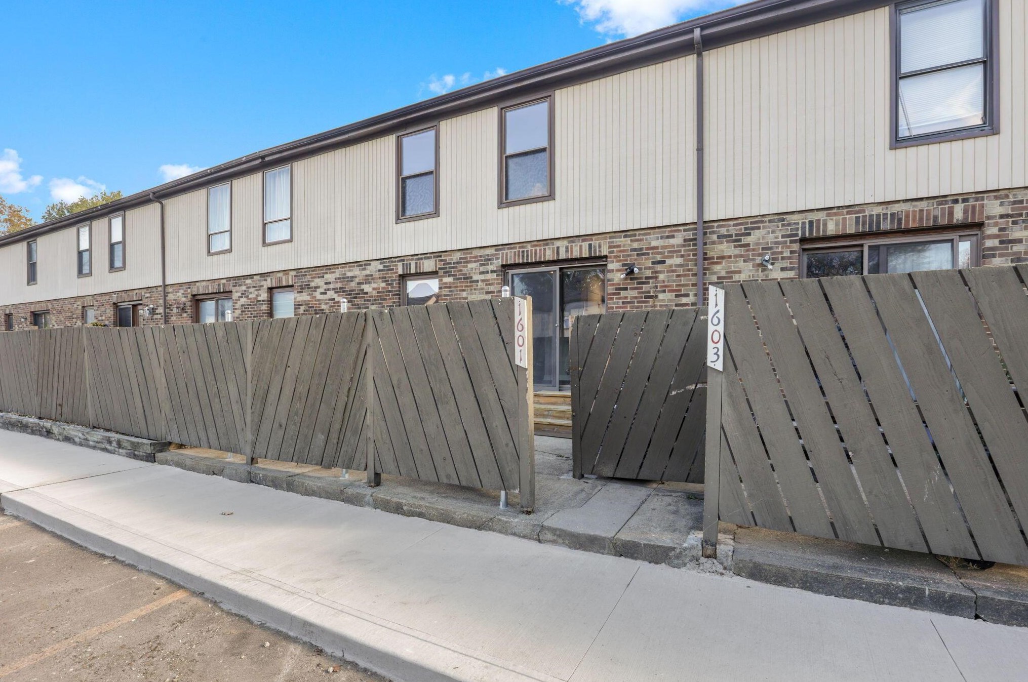 1601 Stephanie Ct, Columbus OH 43232-7408 exterior