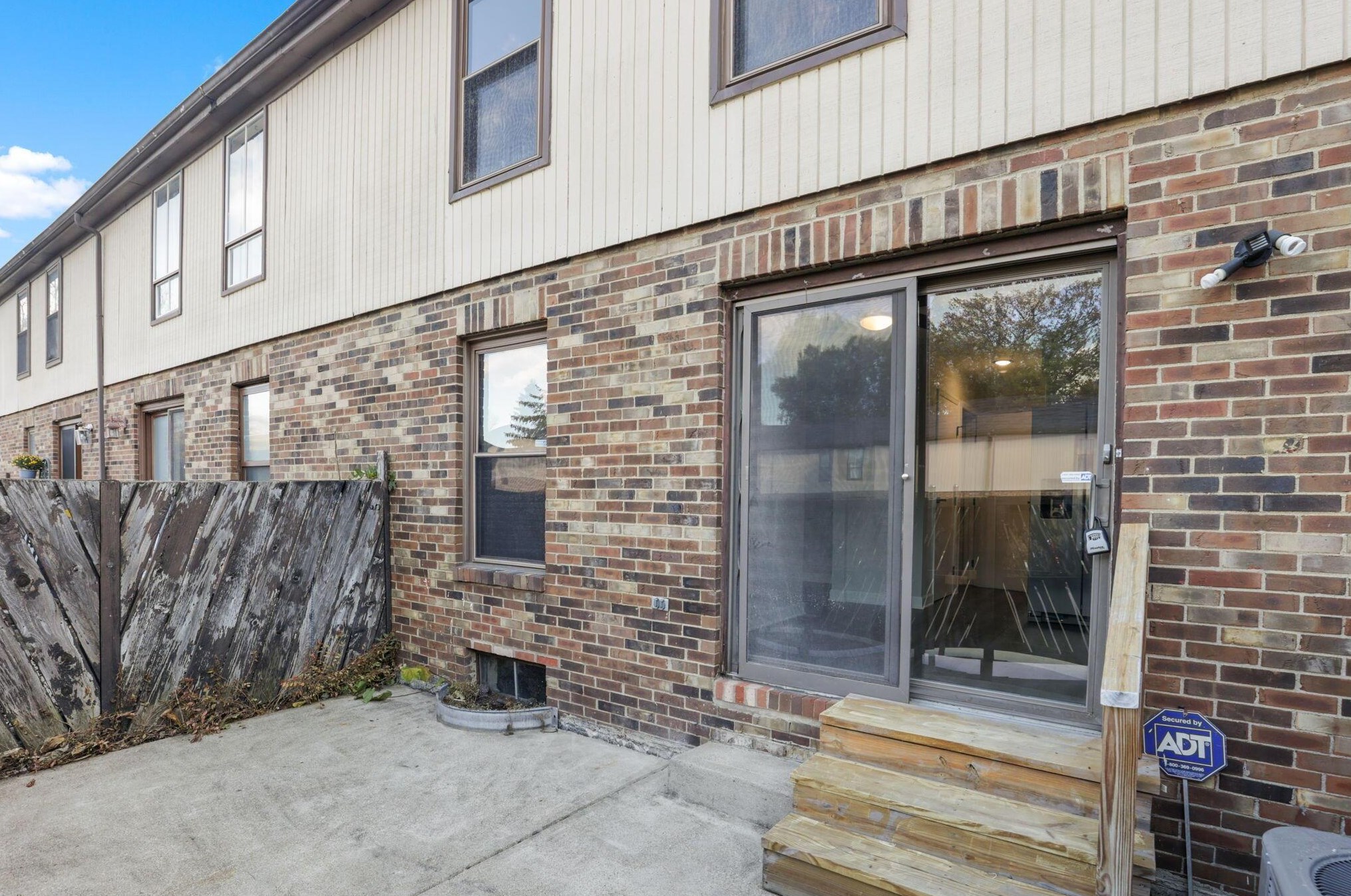 1601 Stephanie Ct, Columbus OH 43232-7408 exterior