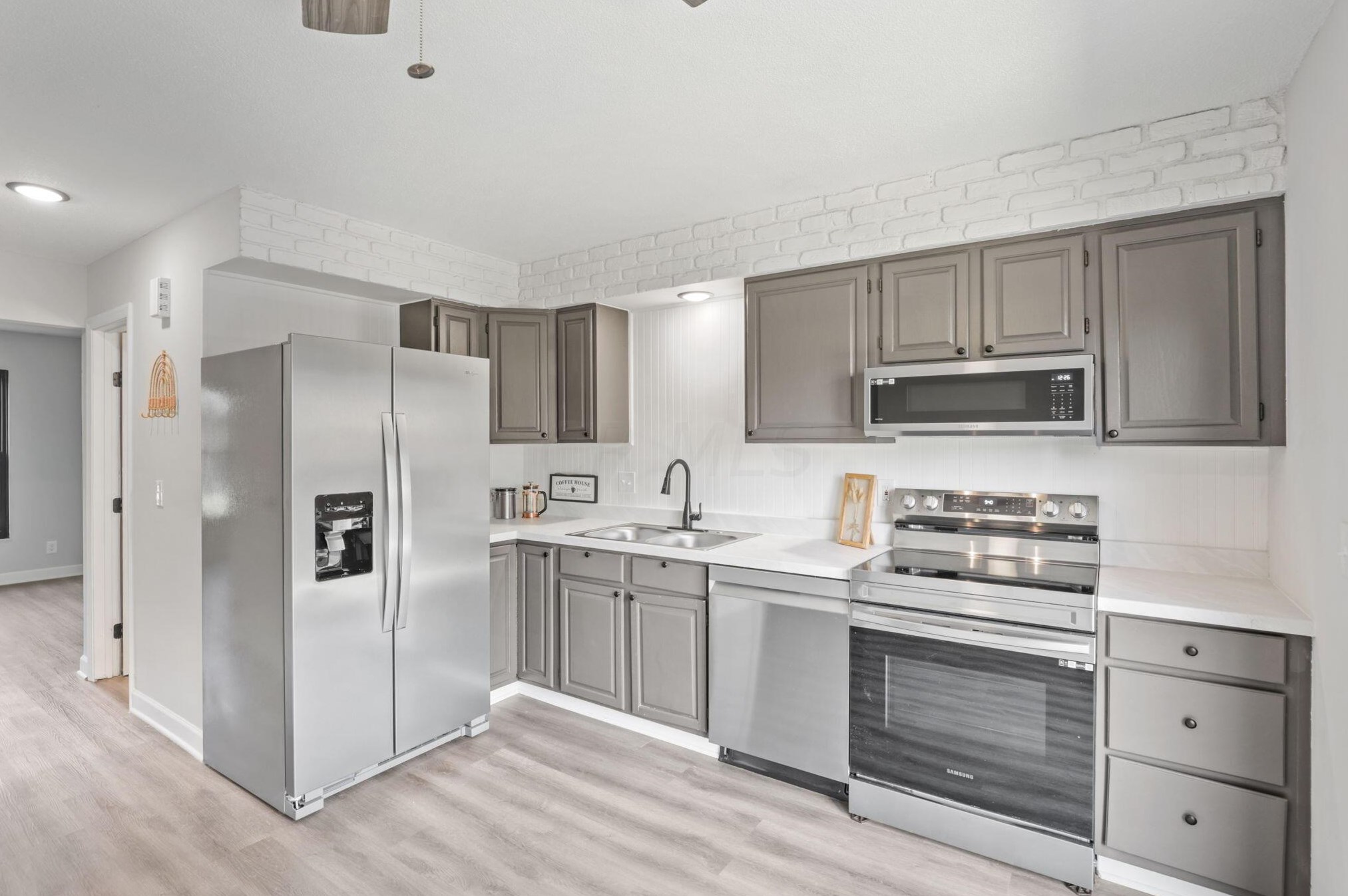 1601 Stephanie Ct, Columbus OH 43232-7408 exterior