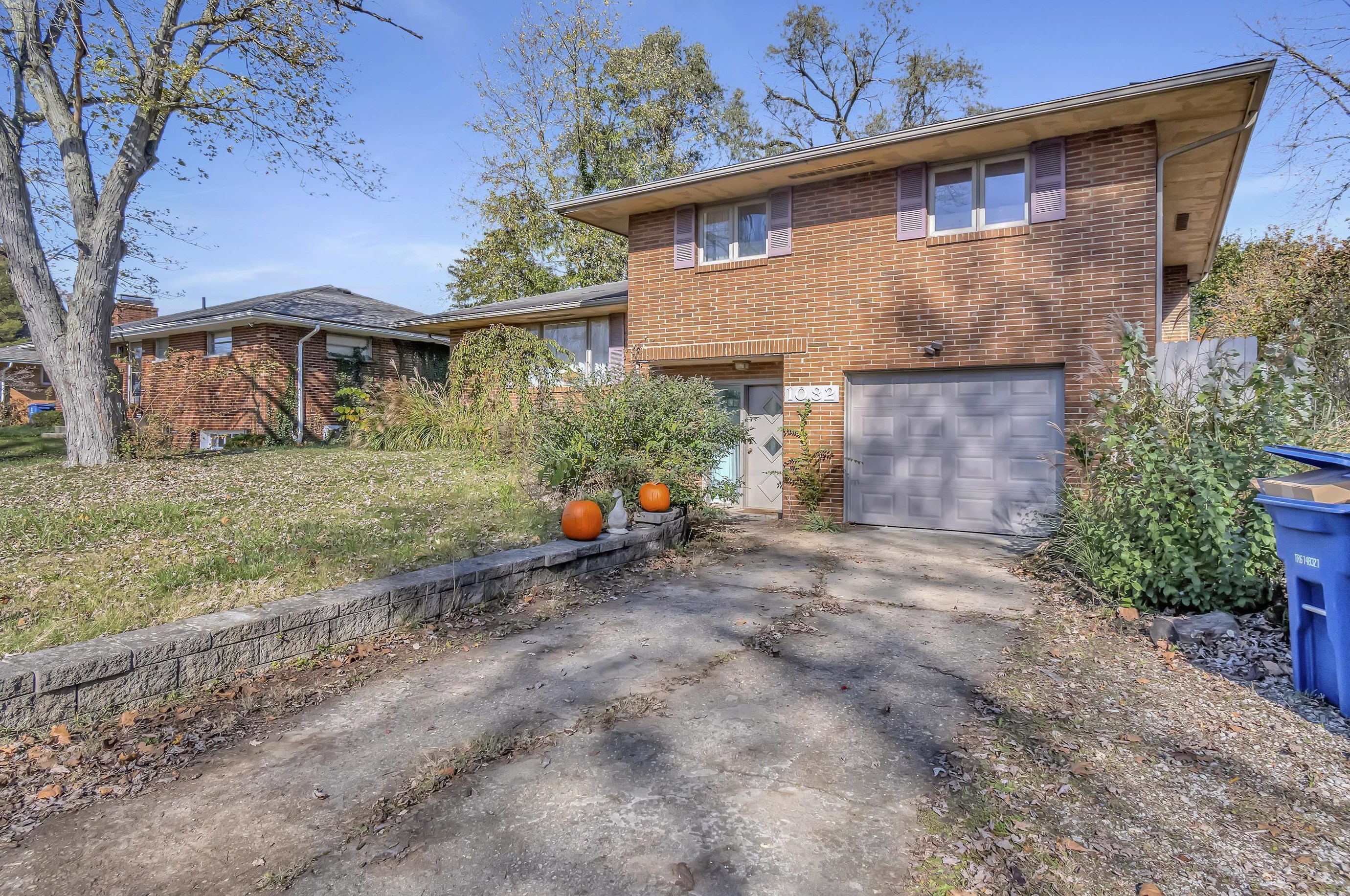 1082 Marland Dr, Columbus, OH 43224-1017