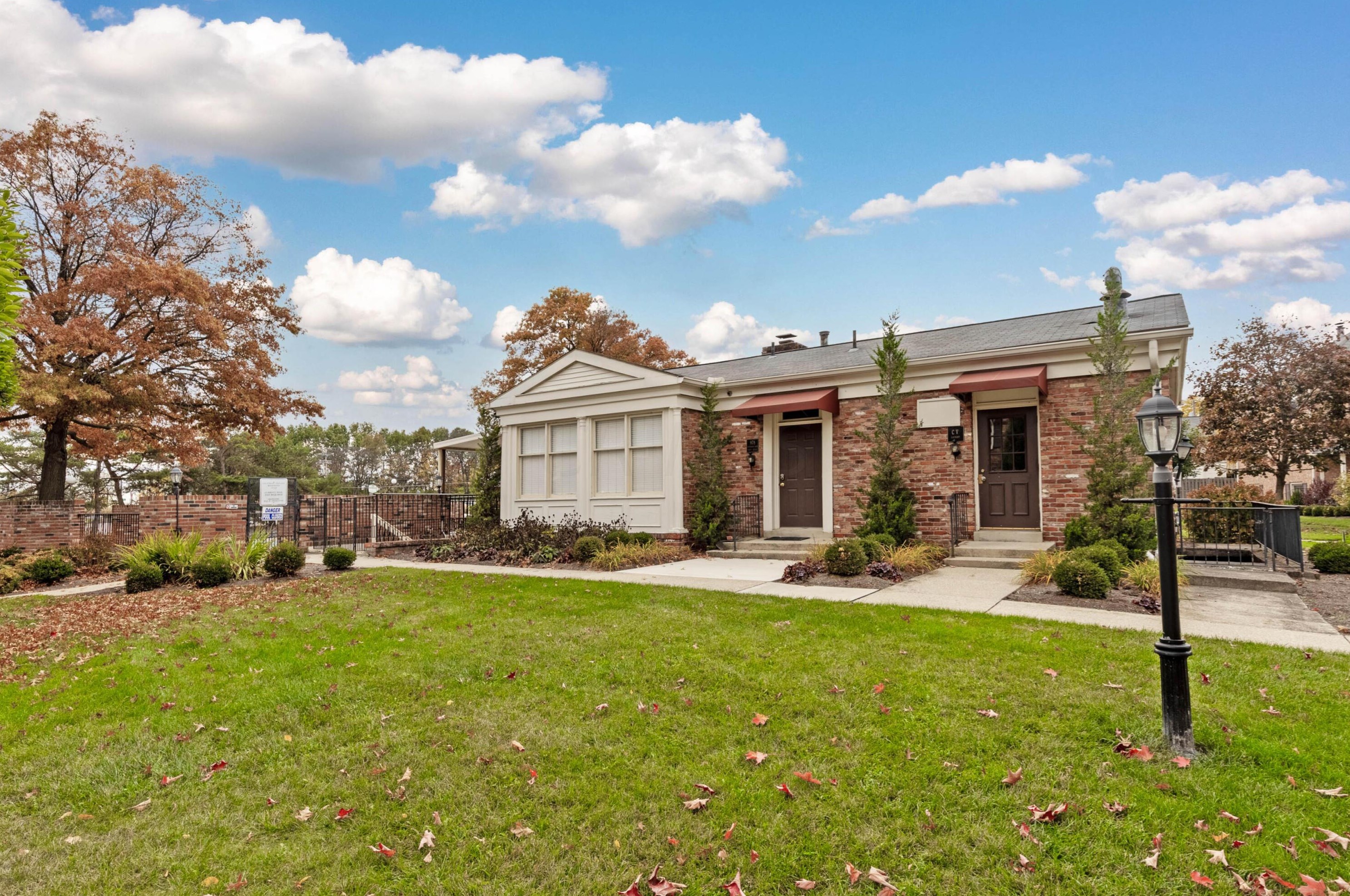 952 Chatham Ln, Columbus OH  43221-2440 exterior