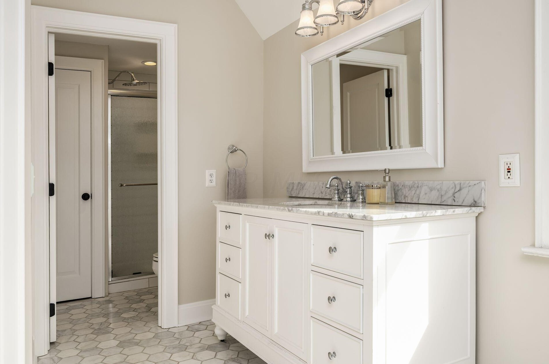 2351 Kensington Dr, Columbus OH 43221-3770 exterior