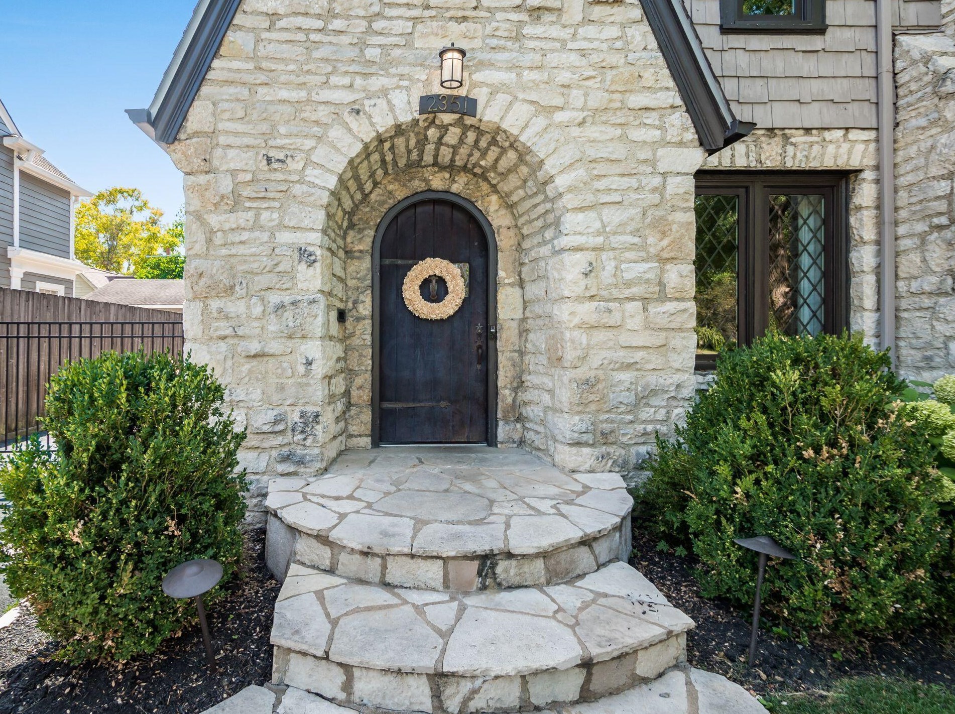 2351 Kensington Dr, Columbus, OH 43221-3711
