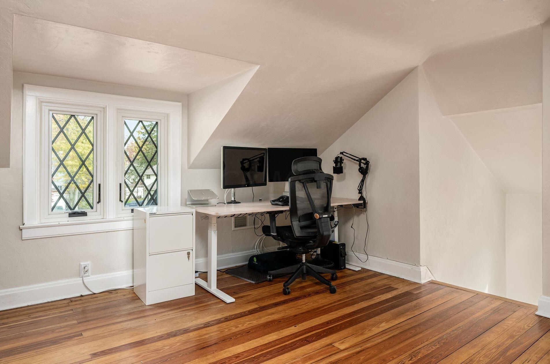 2351 Kensington Dr, Columbus OH 43221-3770 exterior