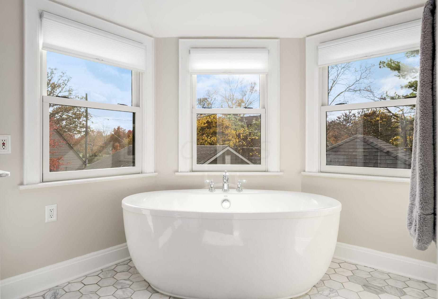 2351 Kensington Dr, Columbus OH 43221-3770 exterior