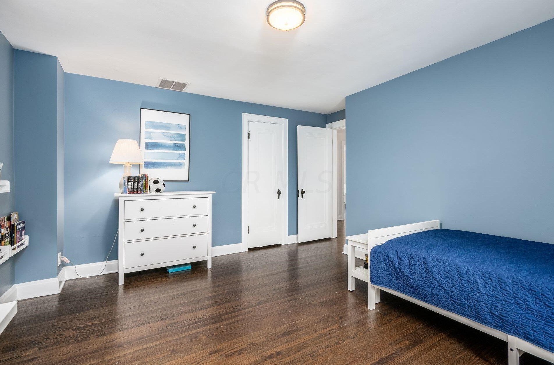 2351 Kensington Dr, Columbus OH 43221-3770 exterior