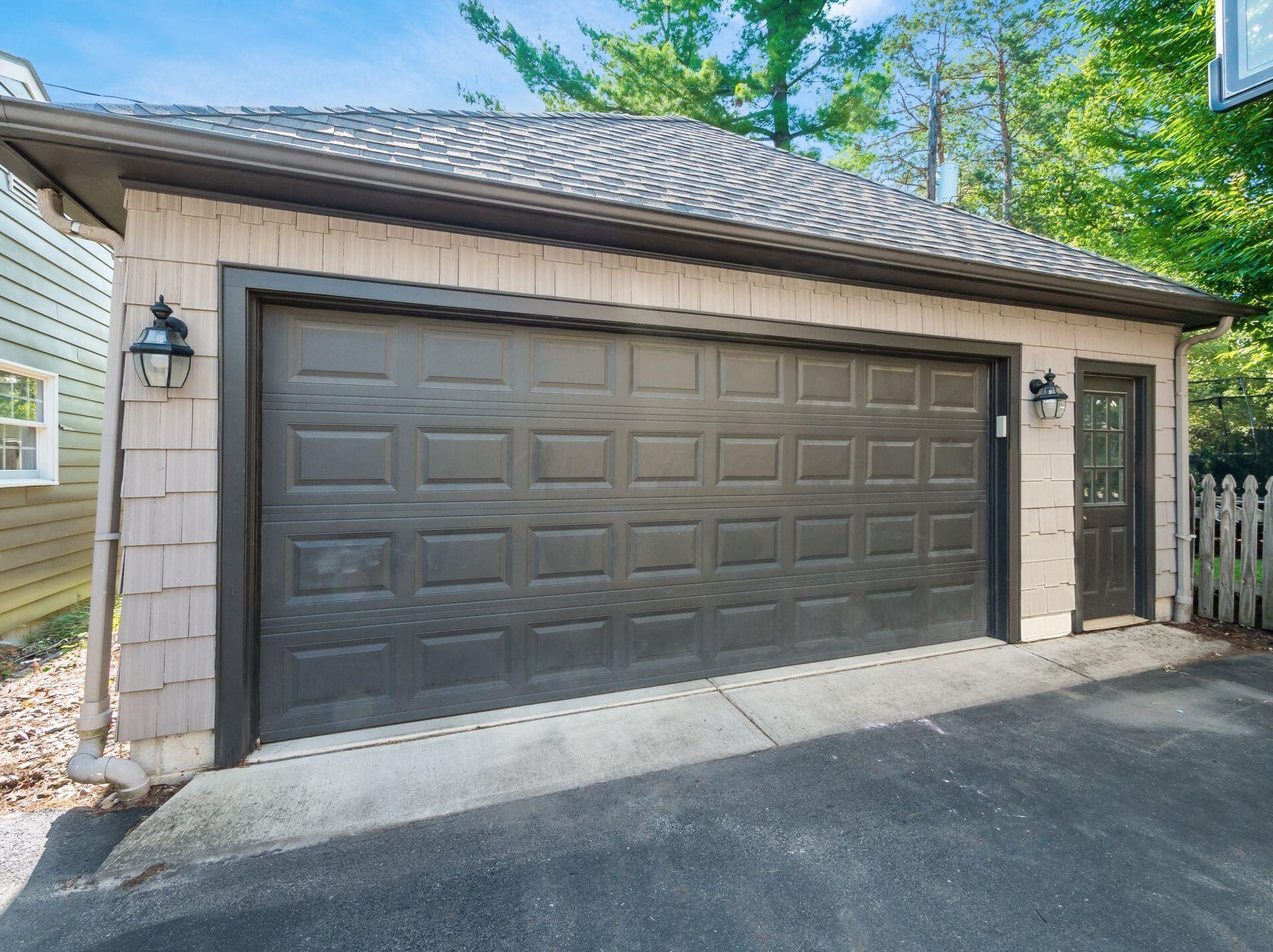 2351 Kensington Dr, Columbus OH 43221-3770 exterior