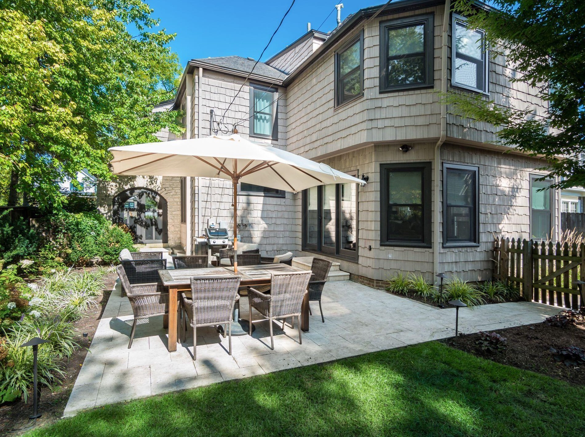 2351 Kensington Dr, Columbus OH 43221-3770 exterior