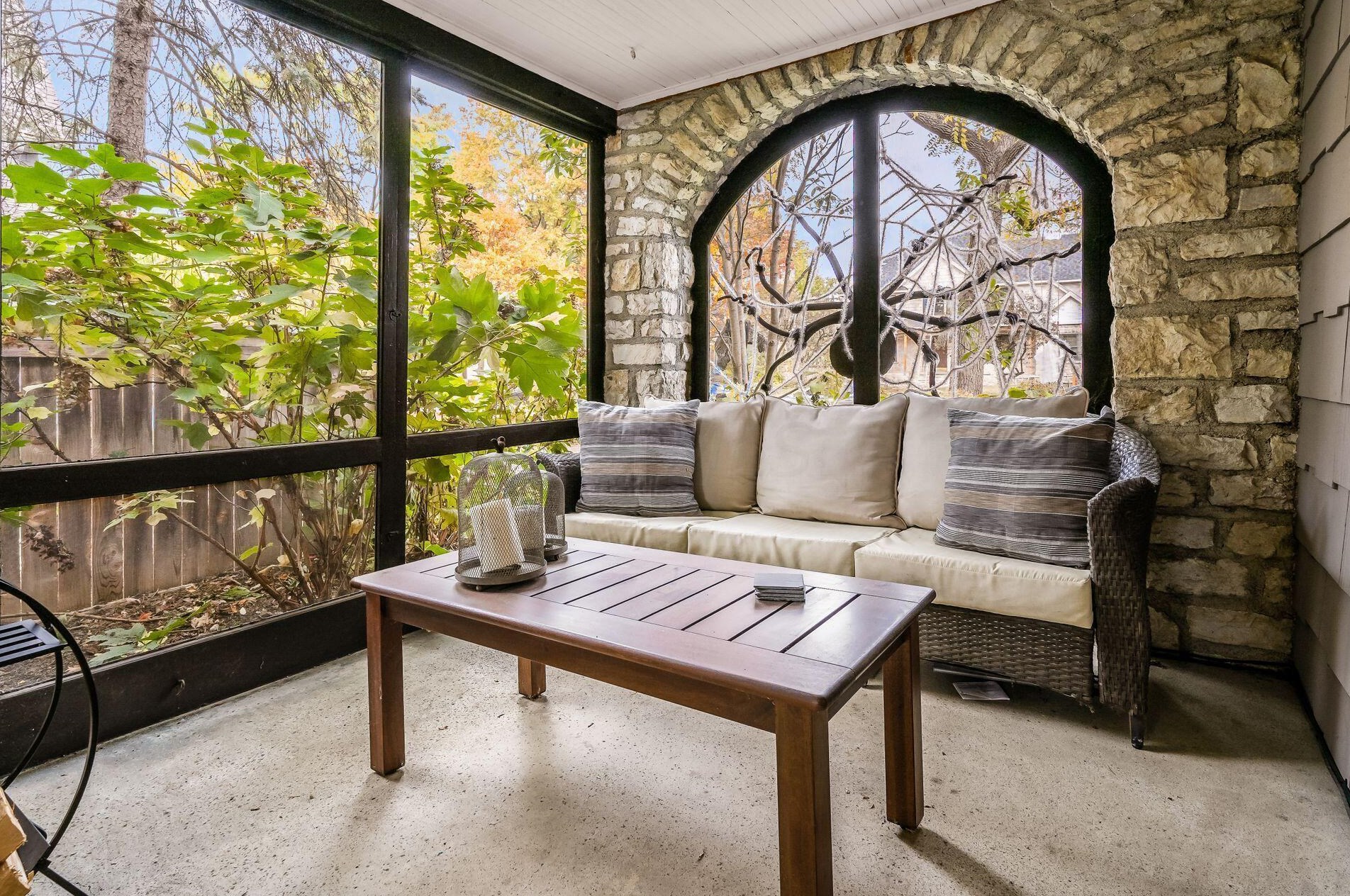 2351 Kensington Dr, Columbus OH 43221-3770 exterior