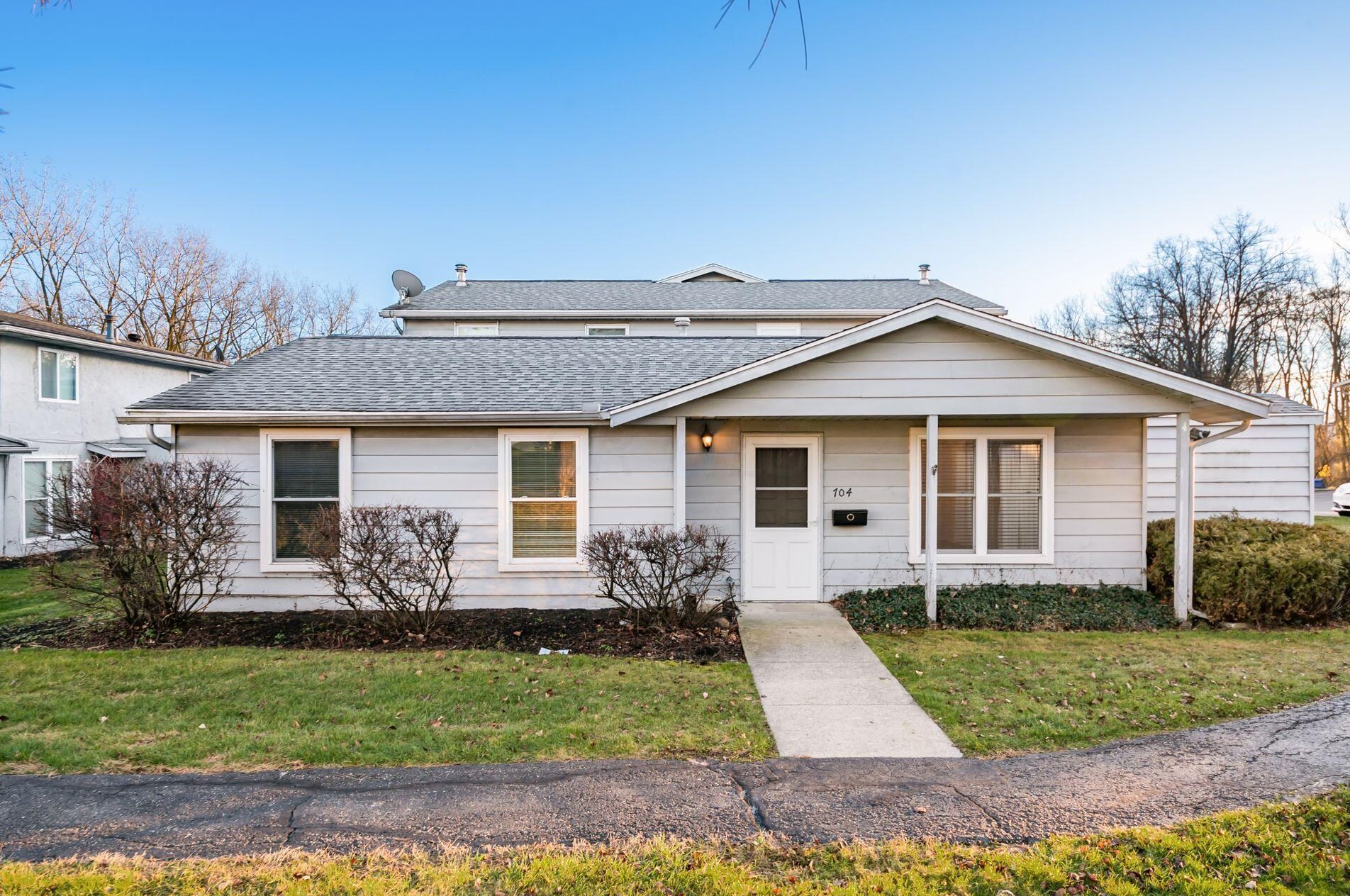 704 Cherry Hollow Rd, Columbus, OH 43228-2789