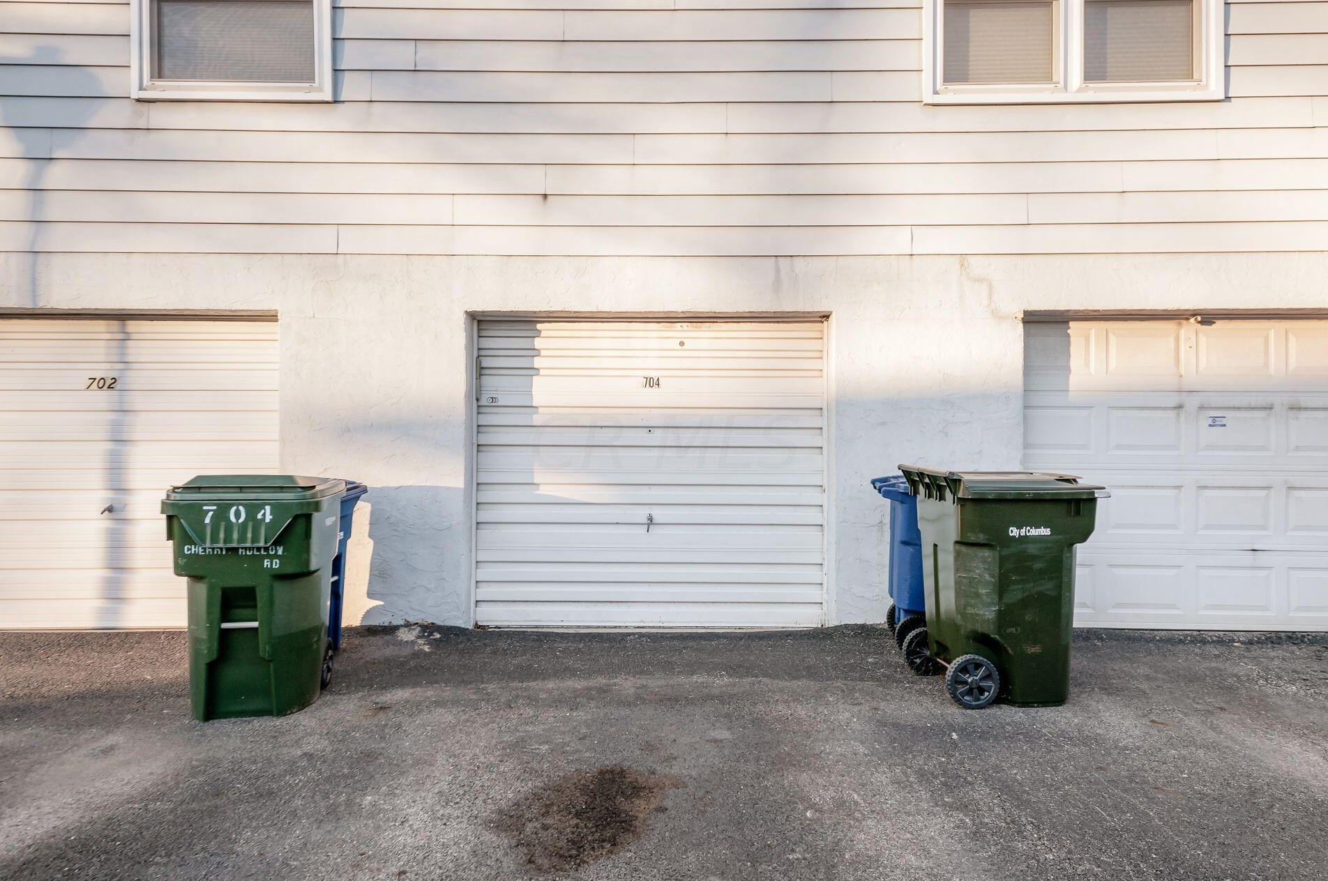 704 Cherry Hollow Rd, Columbus OH  43228-2789 exterior