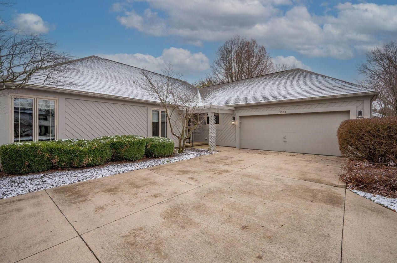 1357 Briarmeadow Dr, Columbus, OH 43235-1612