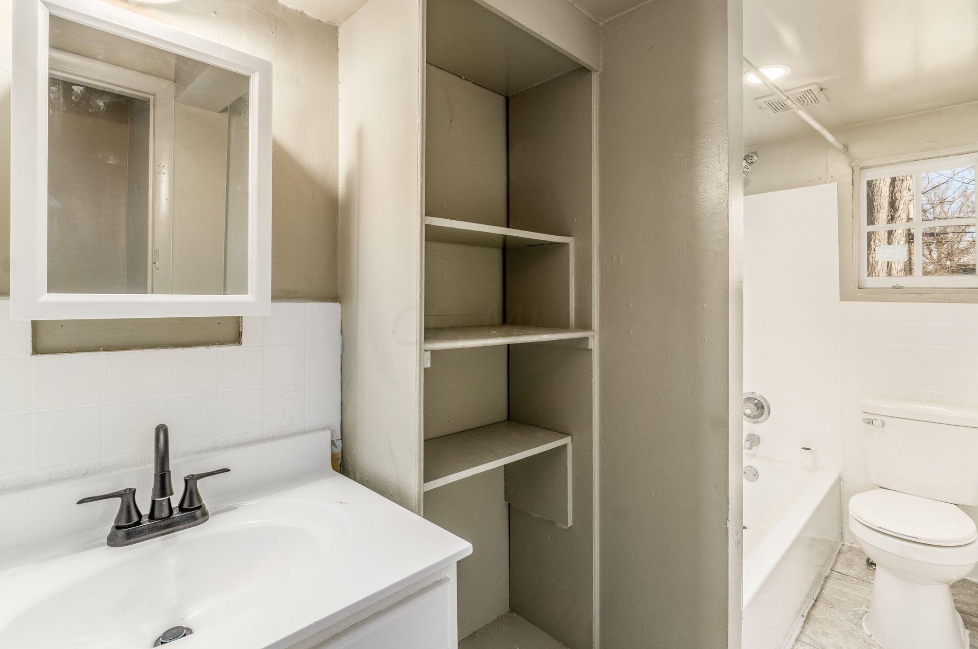 574 Hampton Rd, Columbus OH 43213-2727 exterior